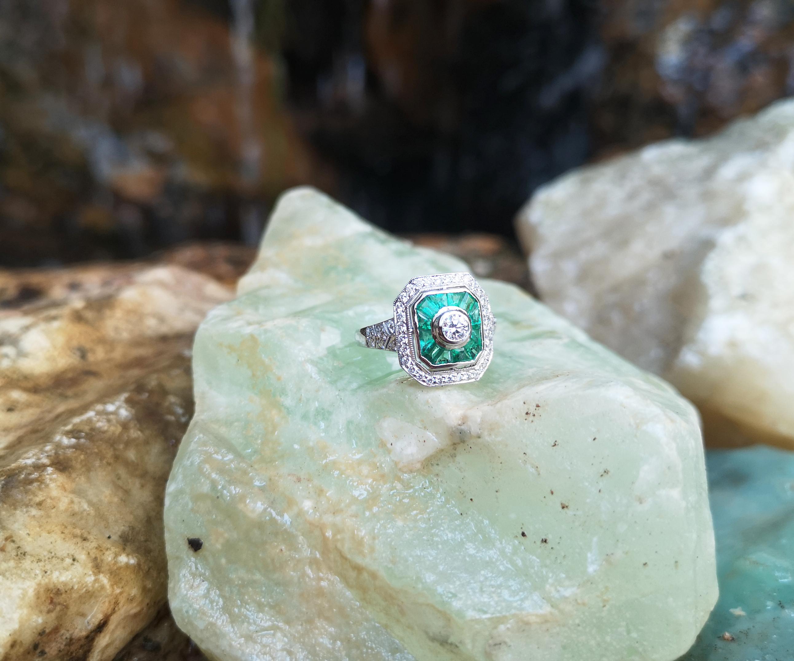 Ring mit Smaragd und Diamant in 18 Karat Weißgold gefasst im Zustand „Neu“ in Bangkok, TH