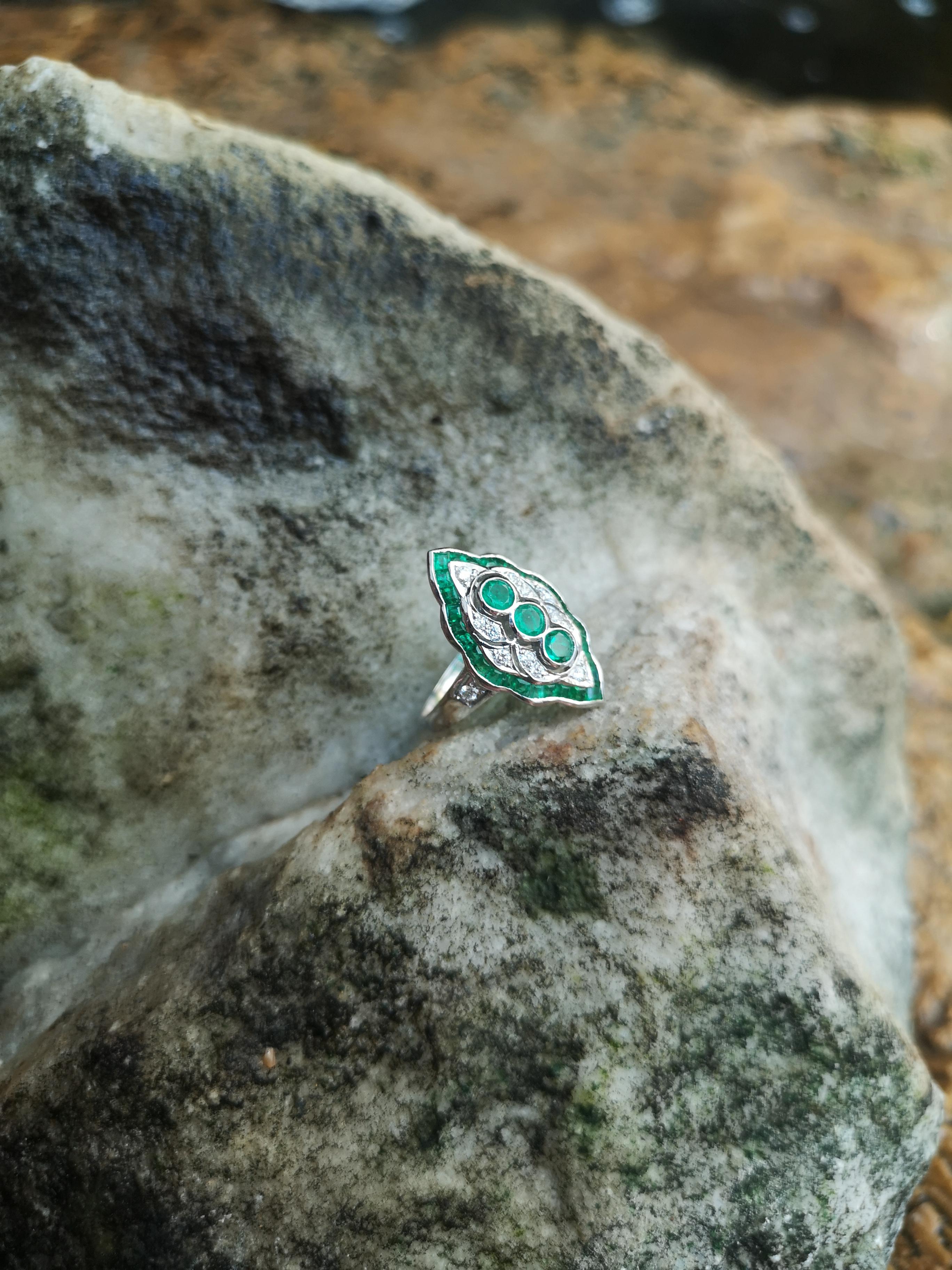 Emerald with Diamond Ring Set in 18 Karat White Gold Settings en Nuevo estado para la venta en Bangkok, TH