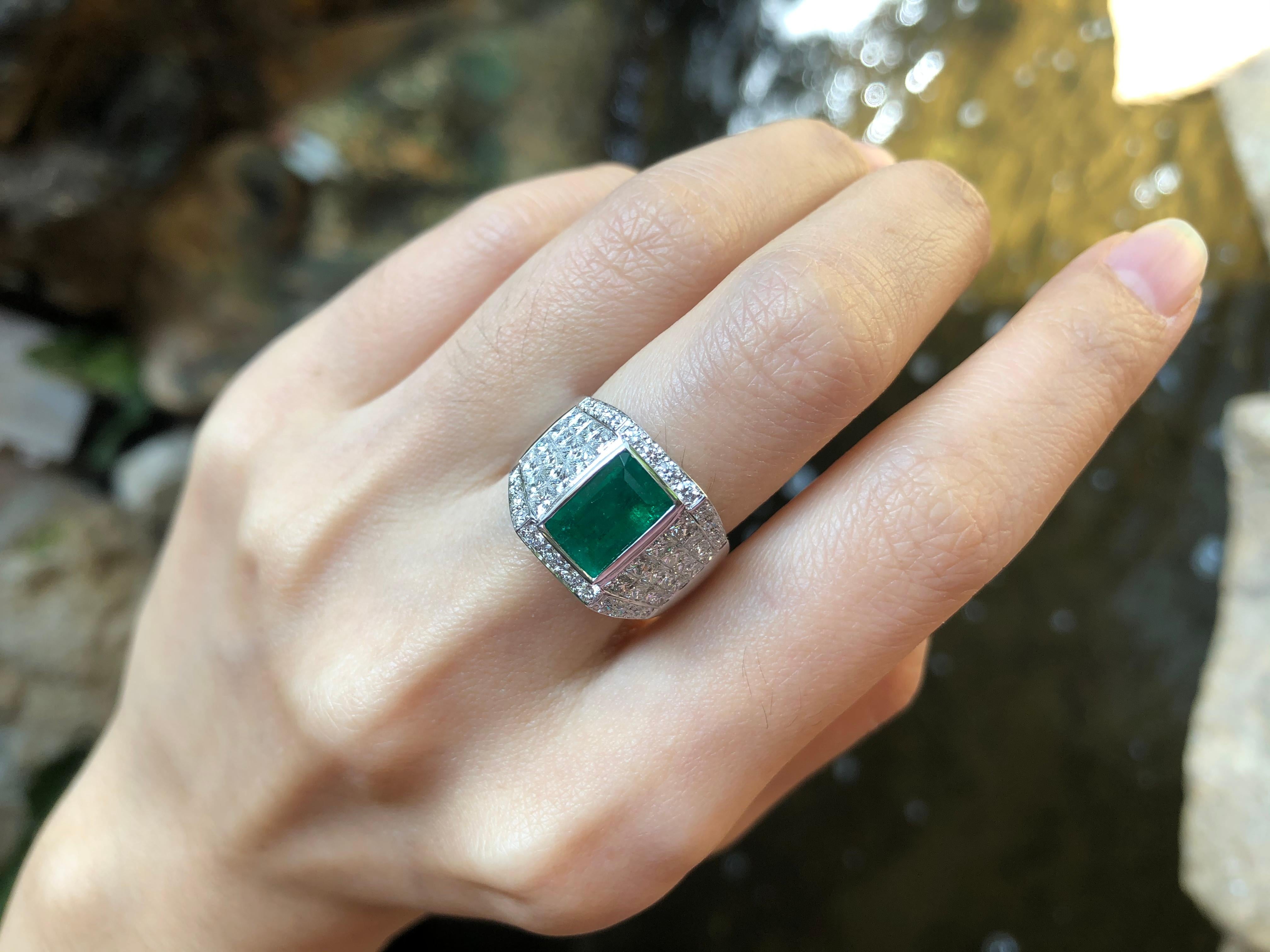 Ring mit Smaragd und Diamant in 18 Karat Weißgold gefasst im Zustand „Neu“ im Angebot in Bangkok, TH