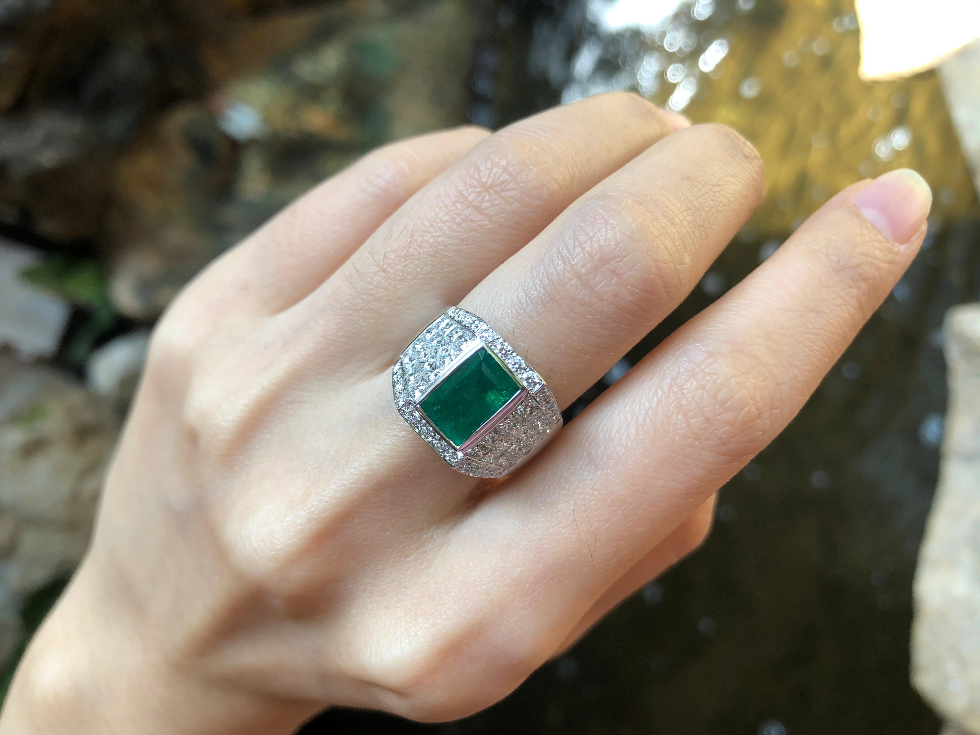 Emerald with Diamond Ring Set in 18 Karat White Gold Settings In New Condition For Sale In Bangkok, TH