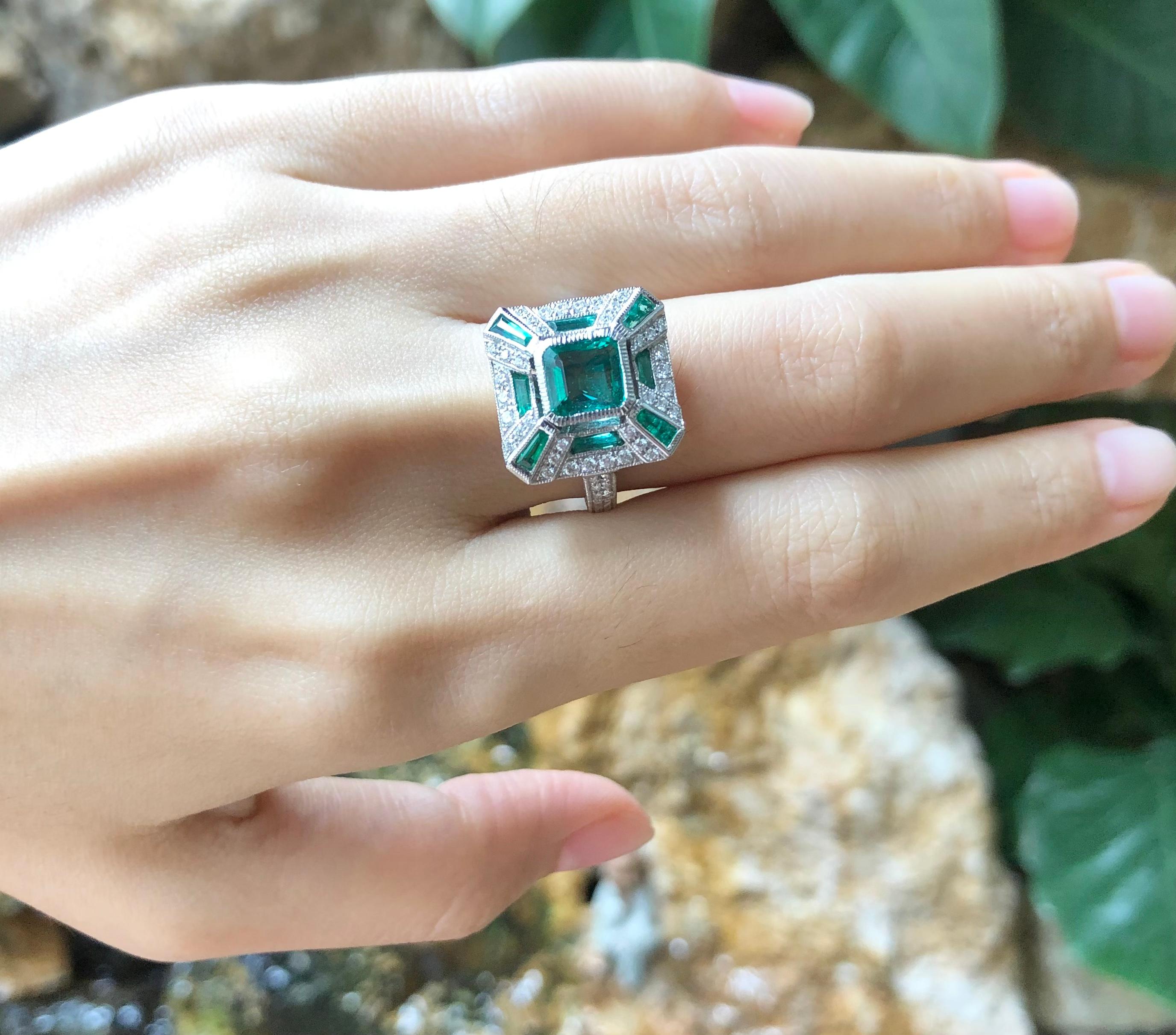 Emerald with Diamond Ring Set in 18 Karat White Gold Settings In New Condition In Bangkok, TH