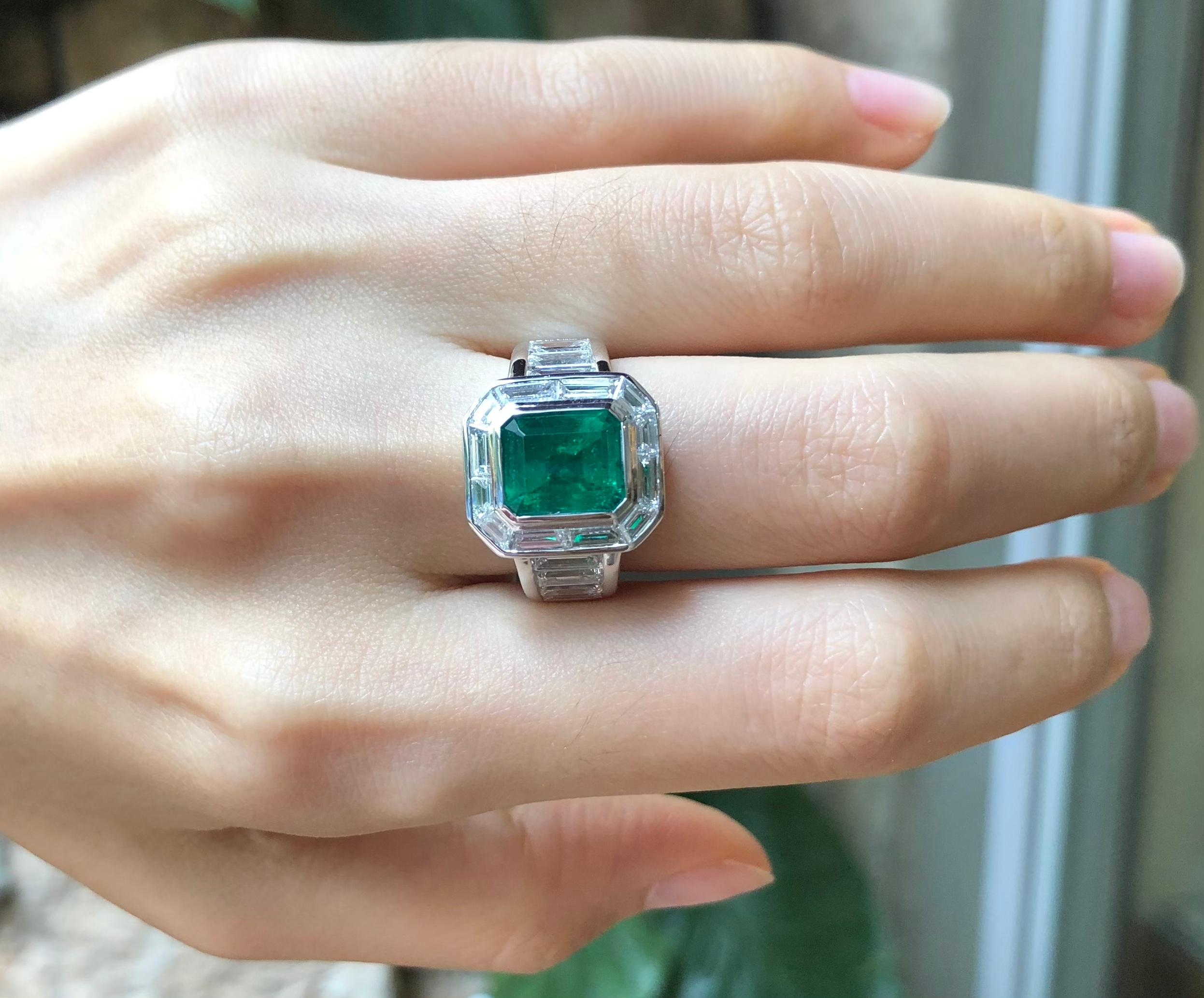 Emerald with Diamond Ring Set in 18 Karat White Gold Settings In New Condition For Sale In Bangkok, TH