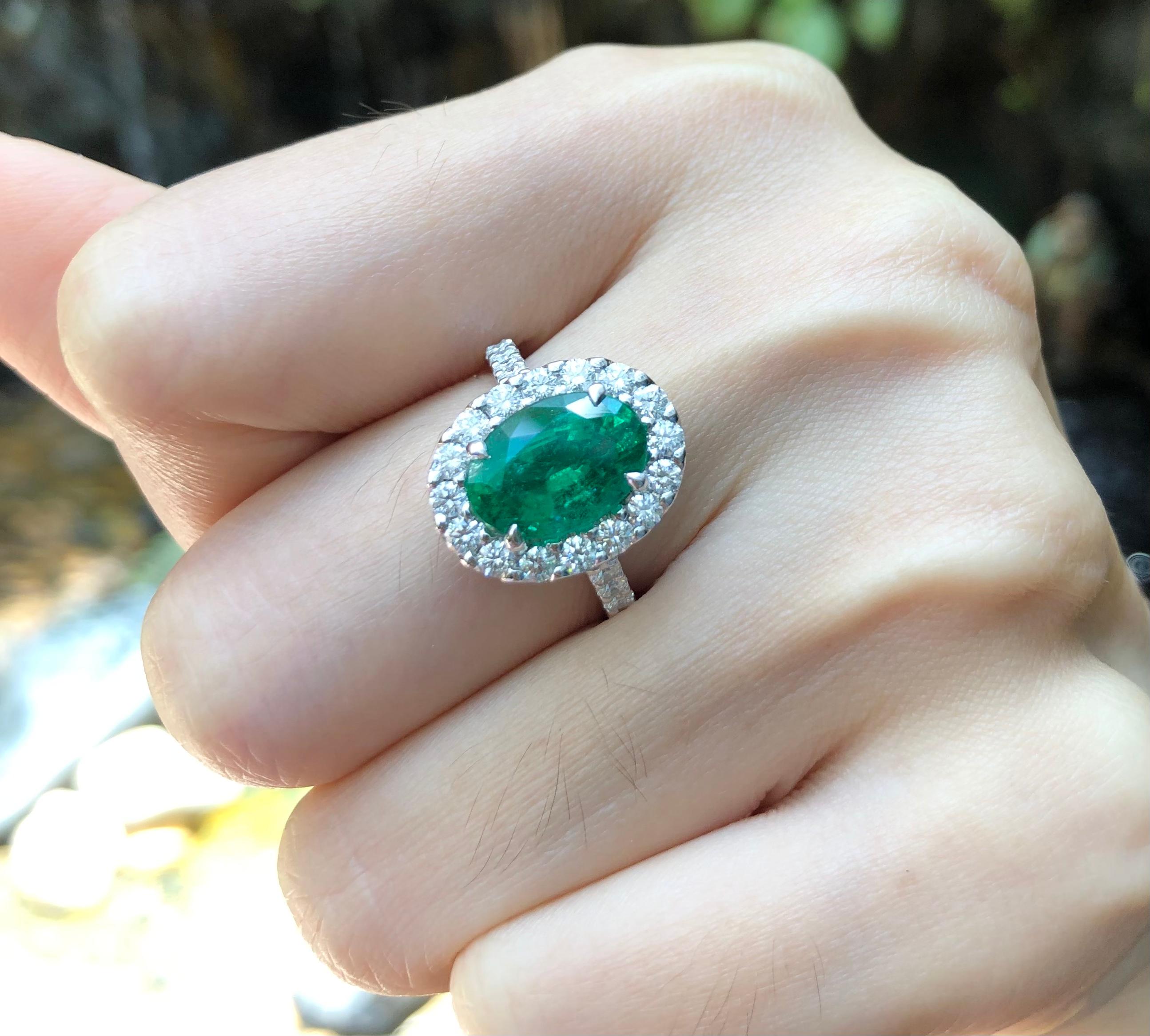 Ring mit Smaragd und Diamant in 18 Karat Weißgoldfassung im Zustand „Neu“ im Angebot in Bangkok, TH