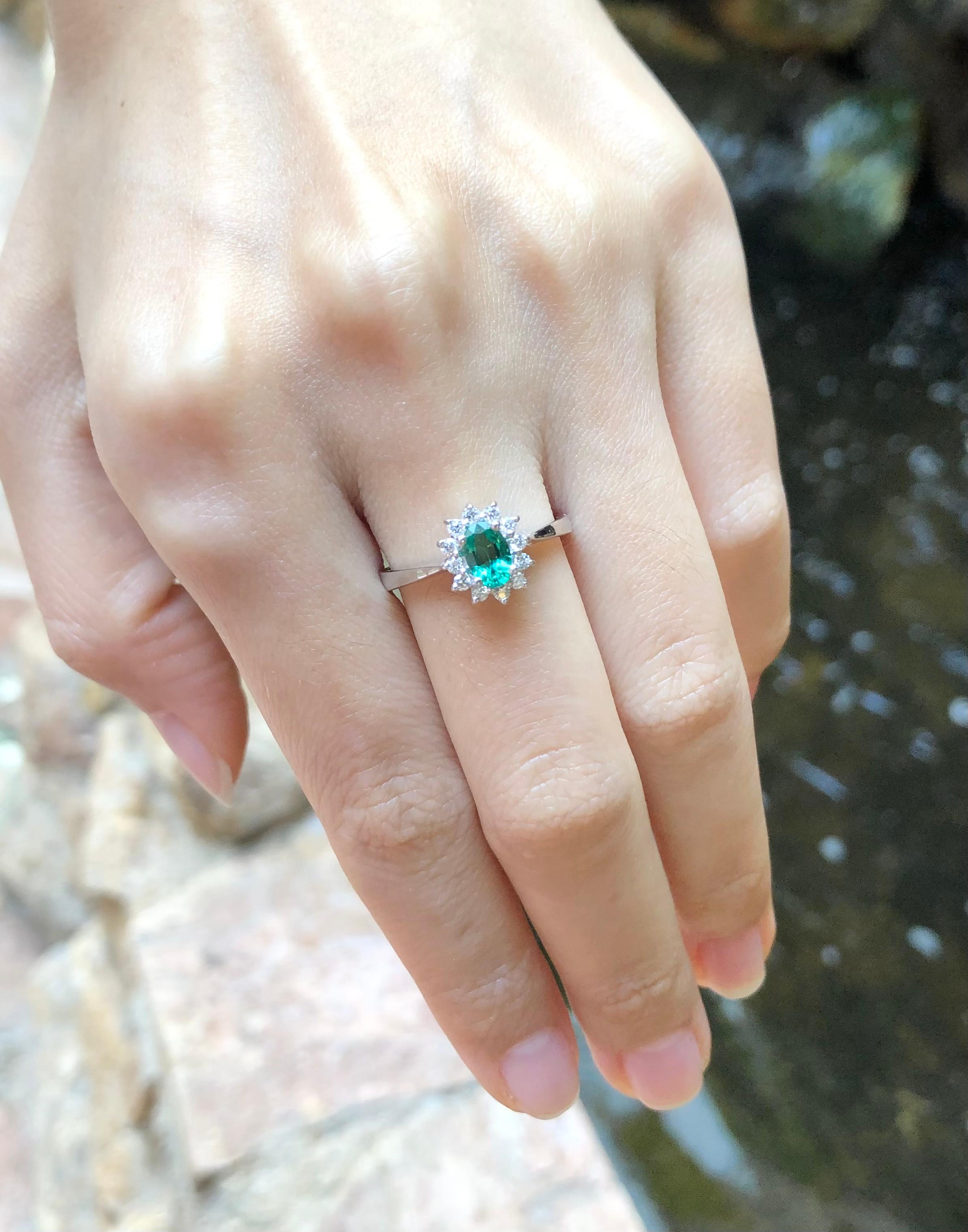 Ring mit Smaragd und Diamant in 18 Karat Weißgold gefasst im Zustand „Neu“ im Angebot in Bangkok, TH
