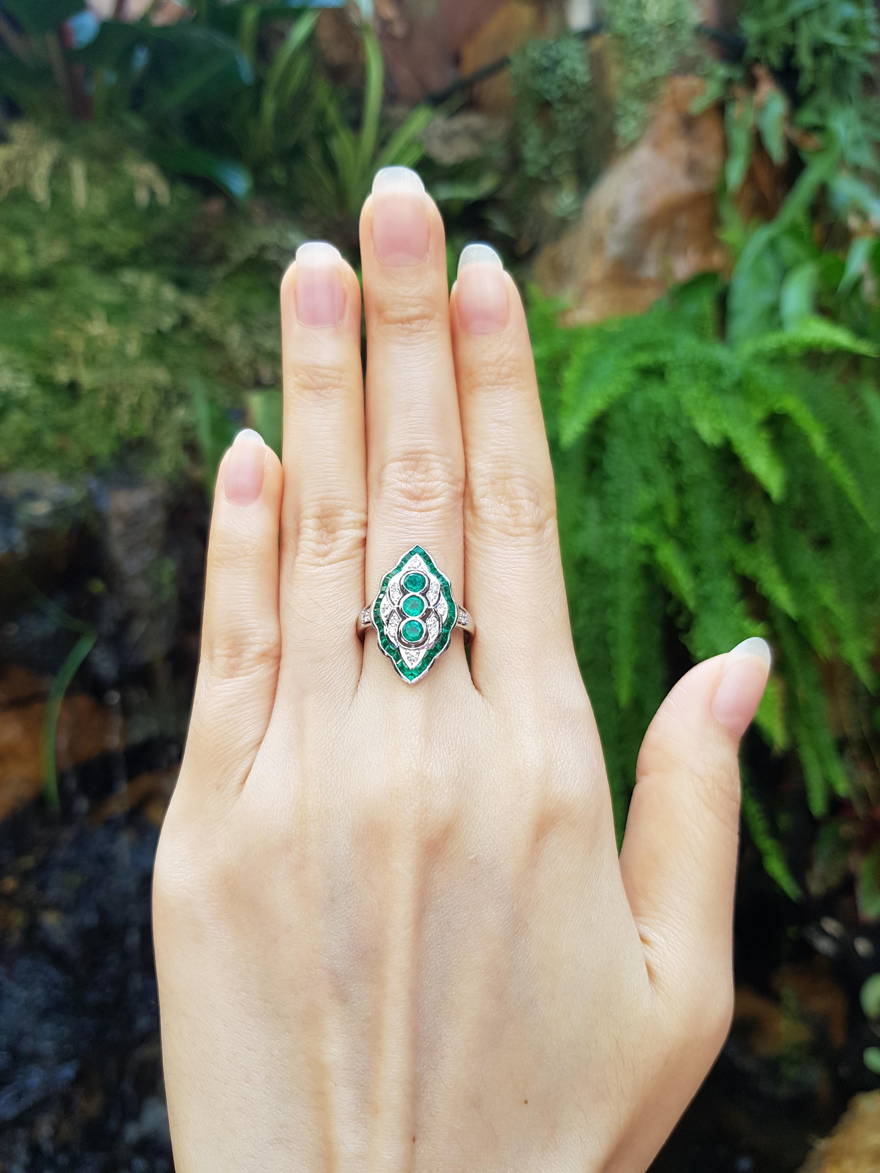 De las mujeres Emerald with Diamond Ring Set in 18 Karat White Gold Settings en venta