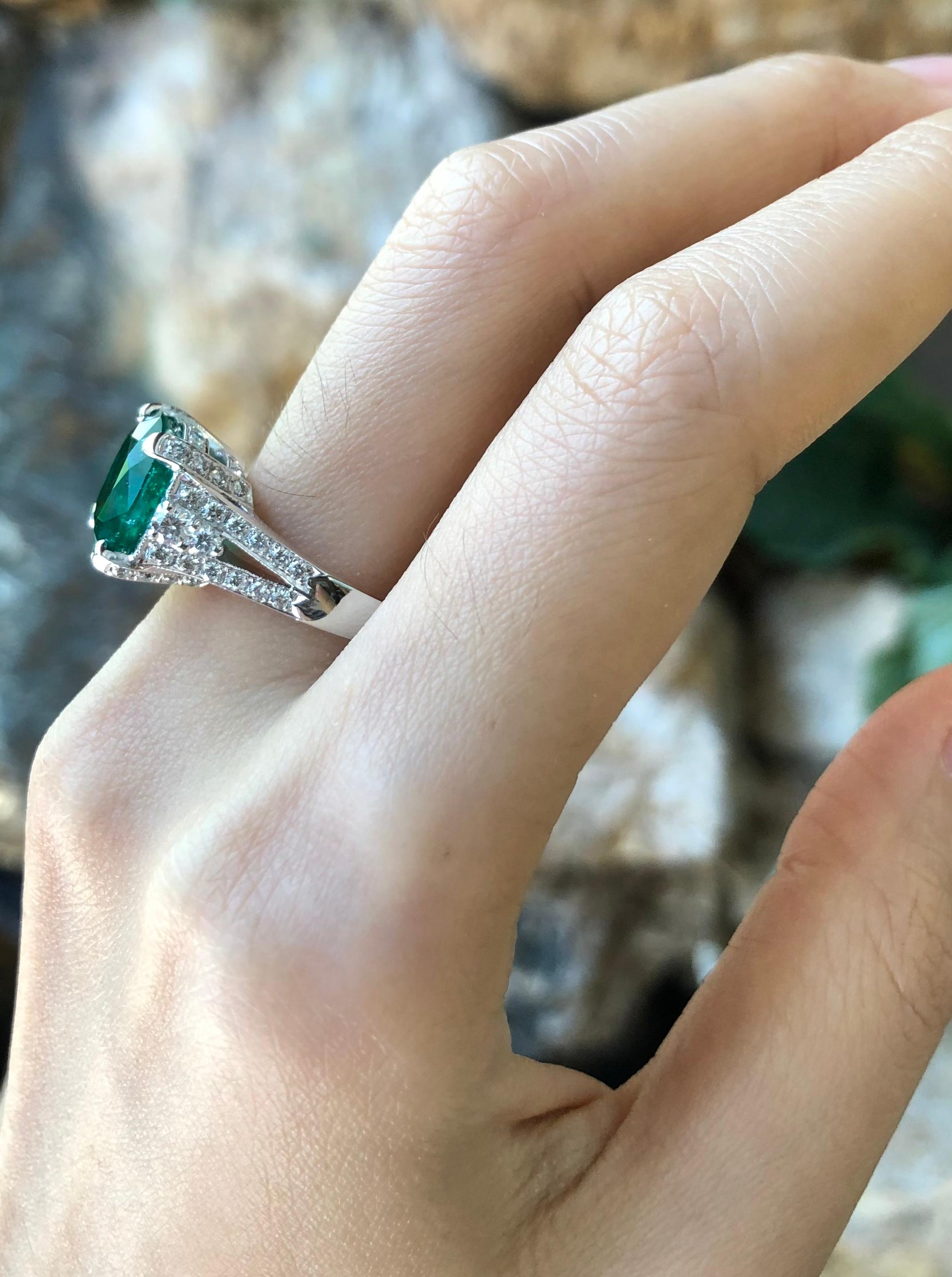 Contemporary Emerald with Diamond Ring Set in 18 Karat White Gold Settings For Sale