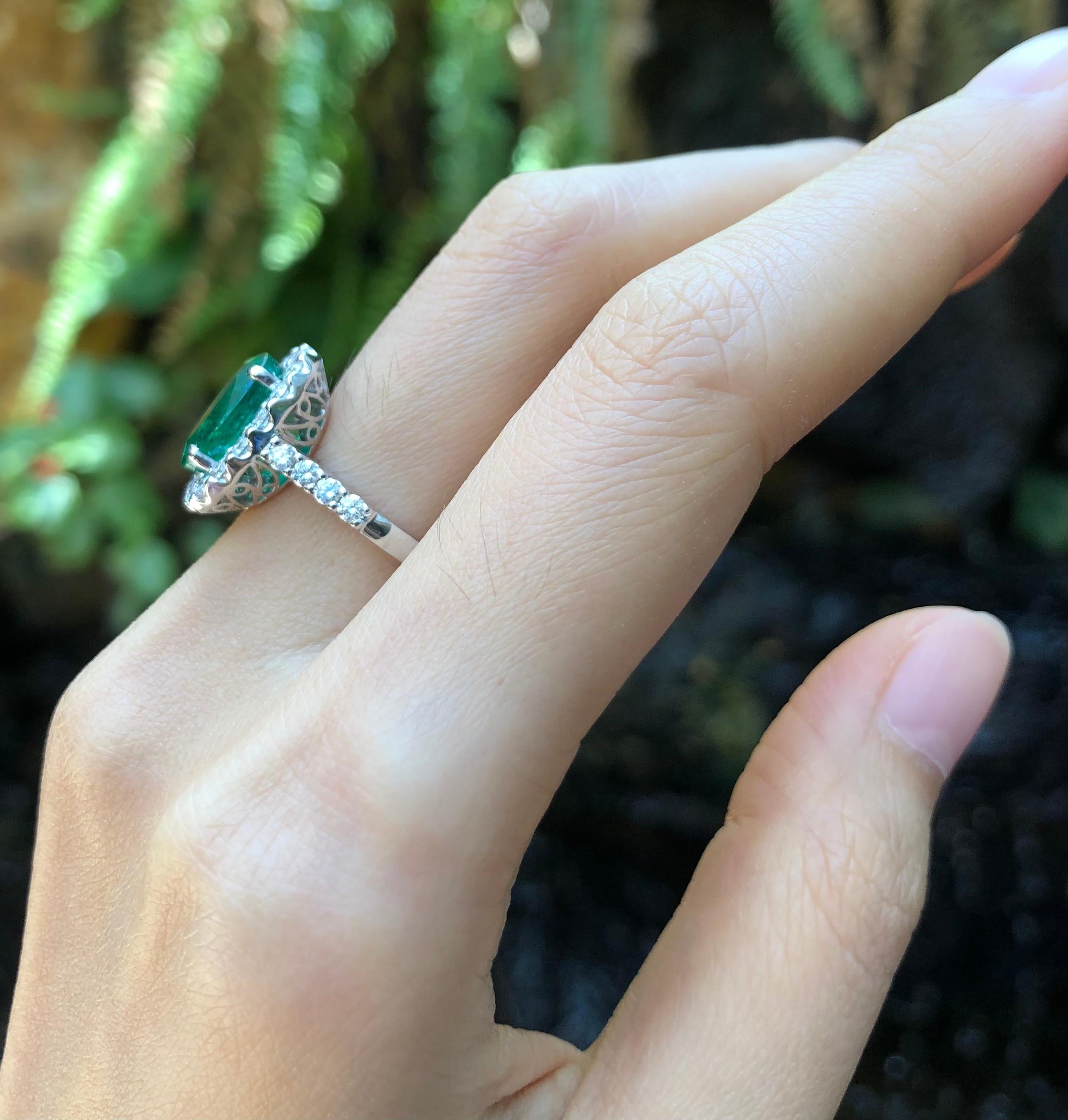 Ring mit Smaragd und Diamant in 18 Karat Weißgoldfassung Damen im Angebot