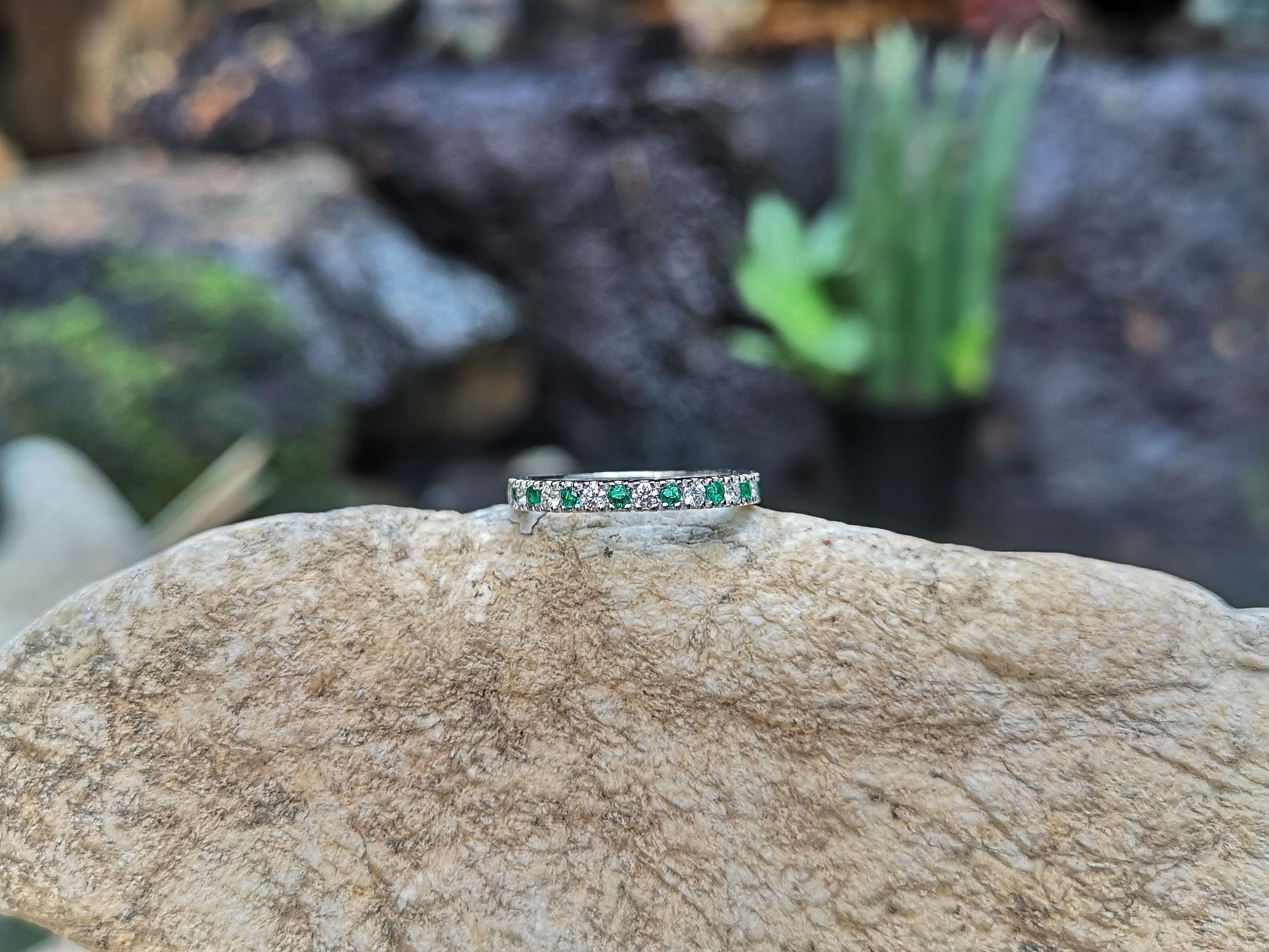 Round Cut Emerald with Diamond Ring Set in 18 Karat White Gold Settings For Sale