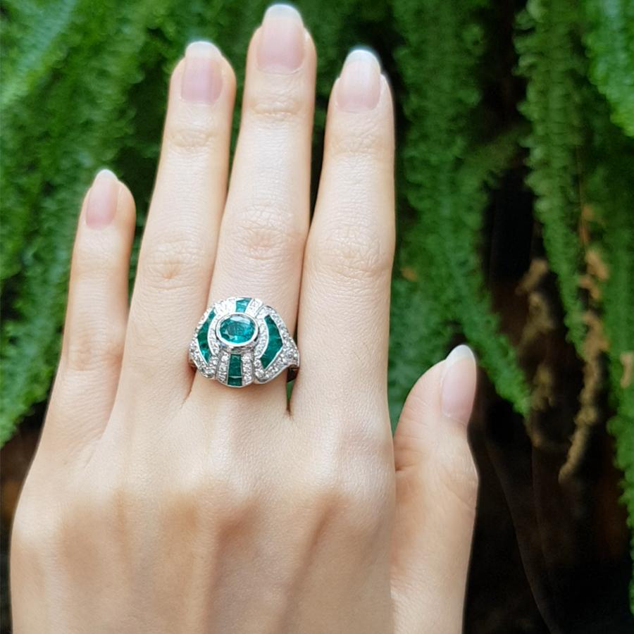 Ring mit Smaragd und Diamant in 18 Karat Weißgold gefasst im Angebot 3