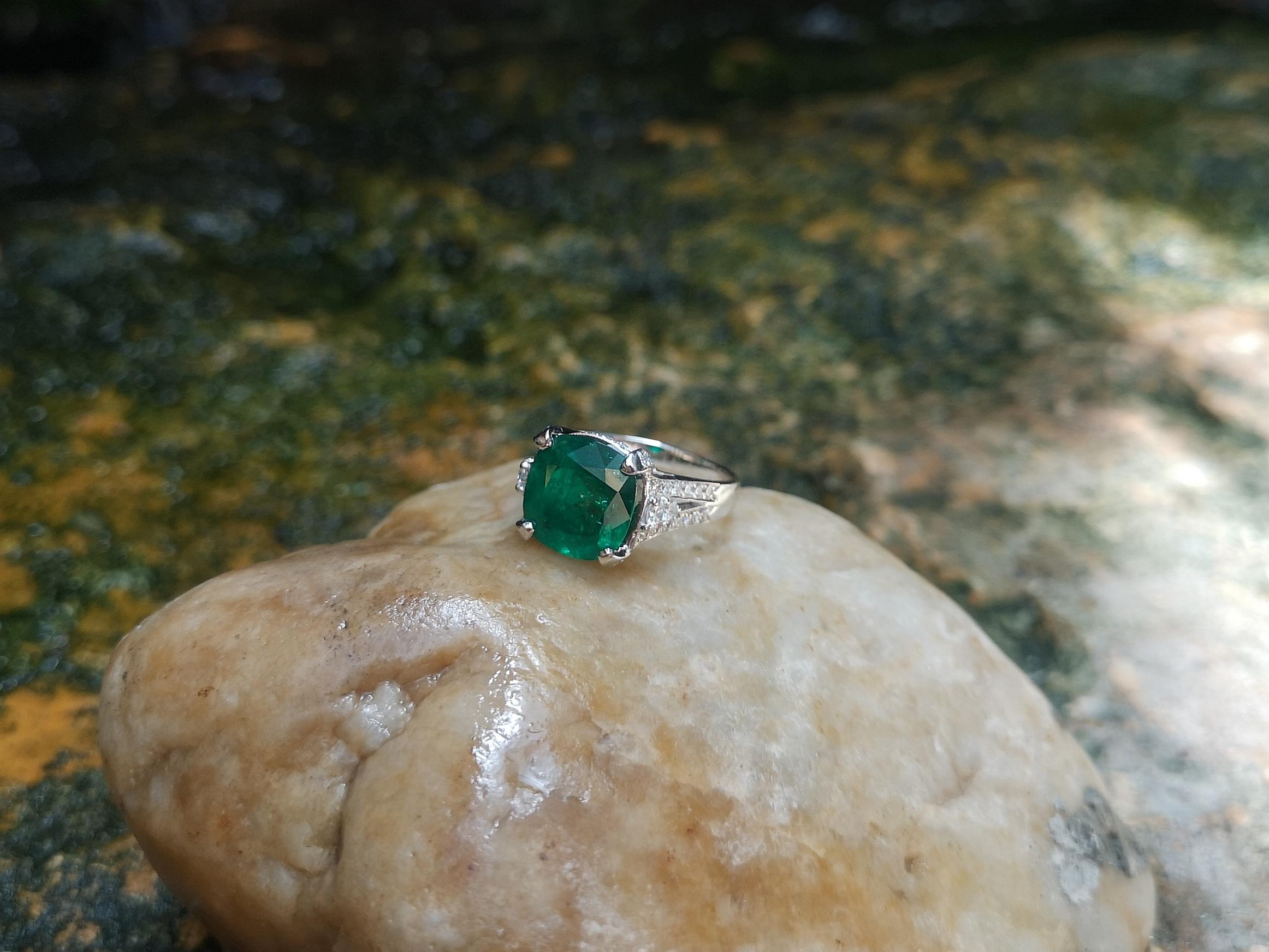 Emerald with Diamond Ring Set in 18 Karat White Gold Settings In New Condition For Sale In Bangkok, TH