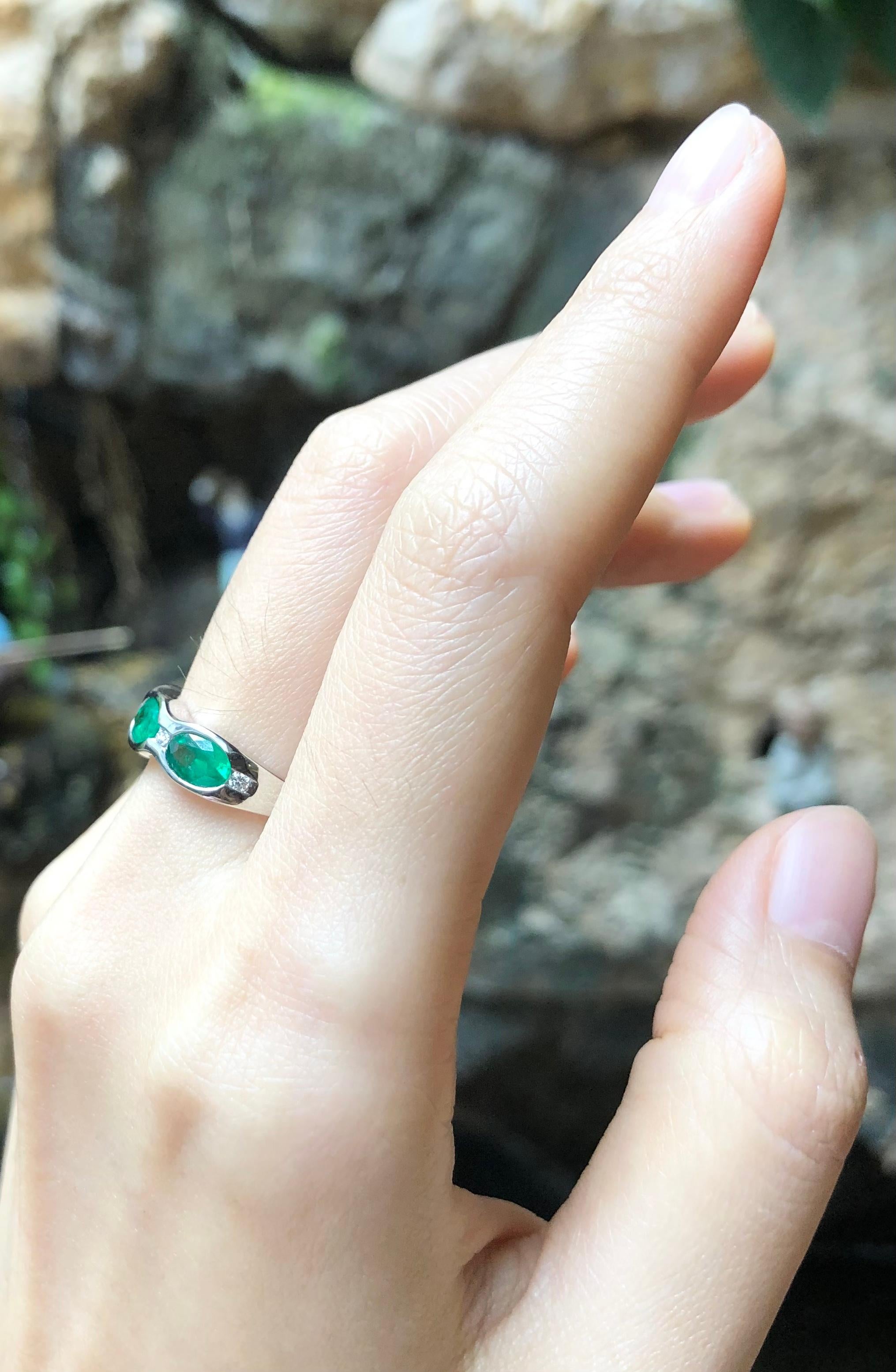 Ring mit Smaragd und Diamant in 18 Karat Weißgold gefasst im Angebot 2