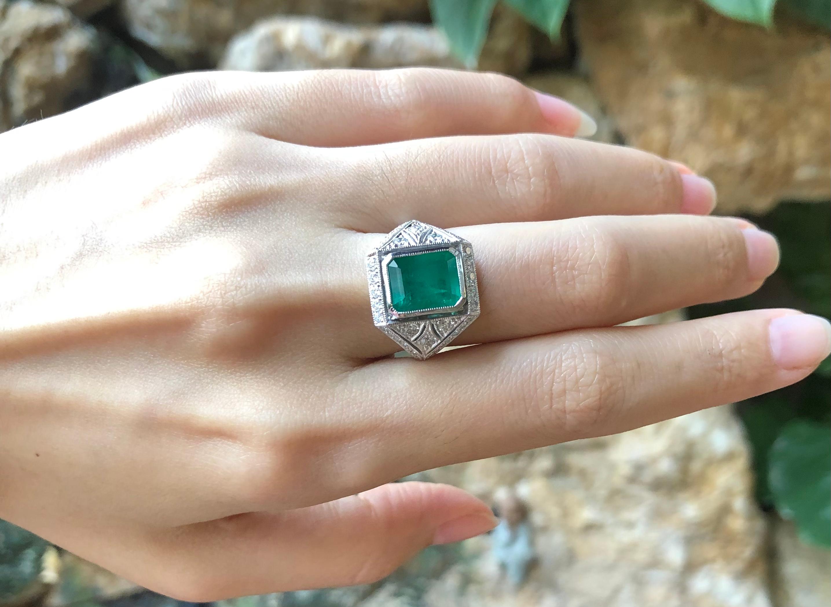 Ring mit Smaragd und Diamant in 18 Karat Weißgold gefasst im Angebot 3