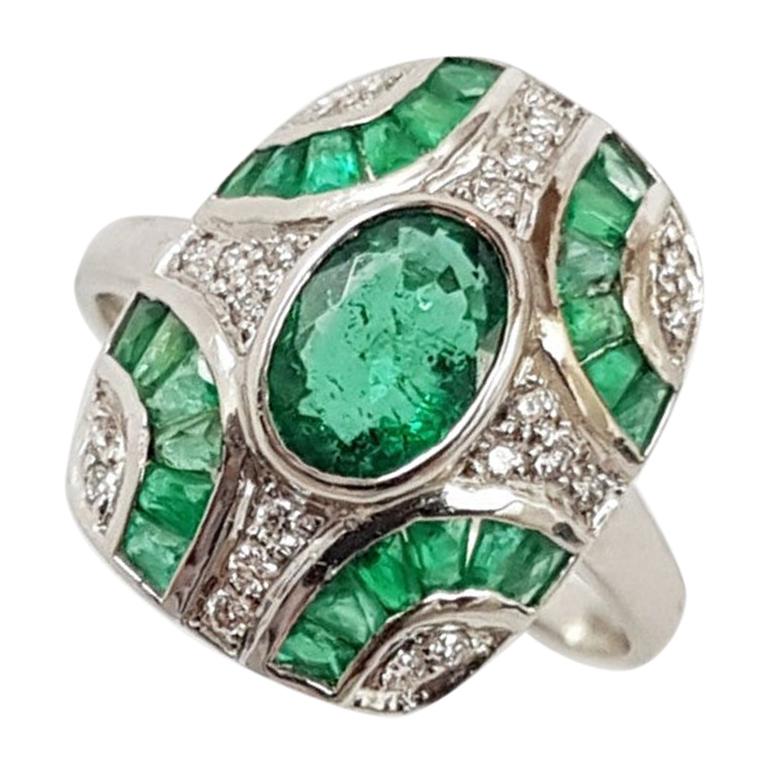 Bague en or blanc 18 carats ornée d'émeraudes et de diamants en vente