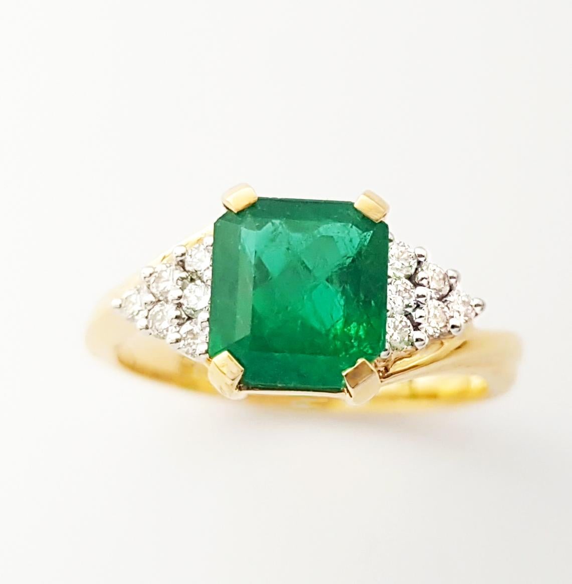 Smaragd mit Diamantring in 18K Goldfassung im Angebot 4