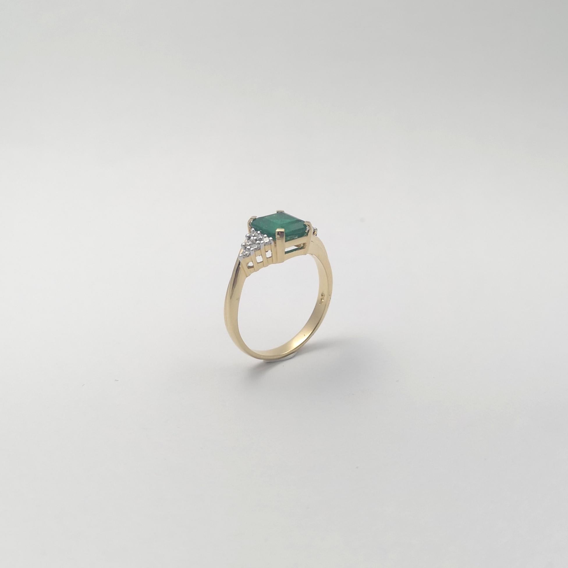 Smaragd mit Diamantring in 18K Goldfassung im Angebot 7