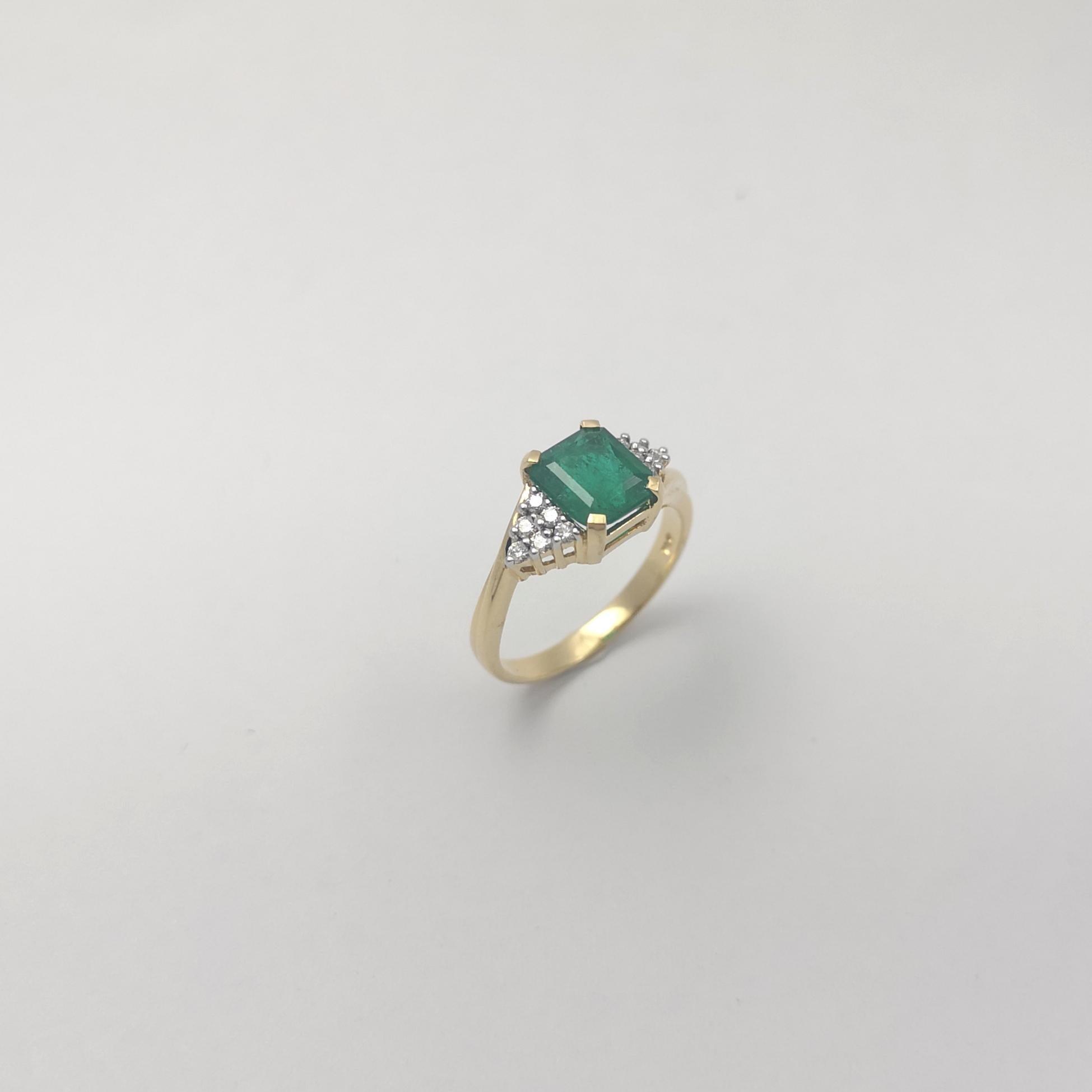 Smaragd mit Diamantring in 18K Goldfassung im Angebot 8
