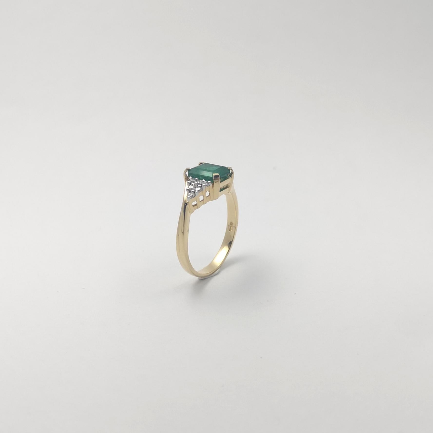 Smaragd mit Diamantring in 18K Goldfassung im Angebot 9