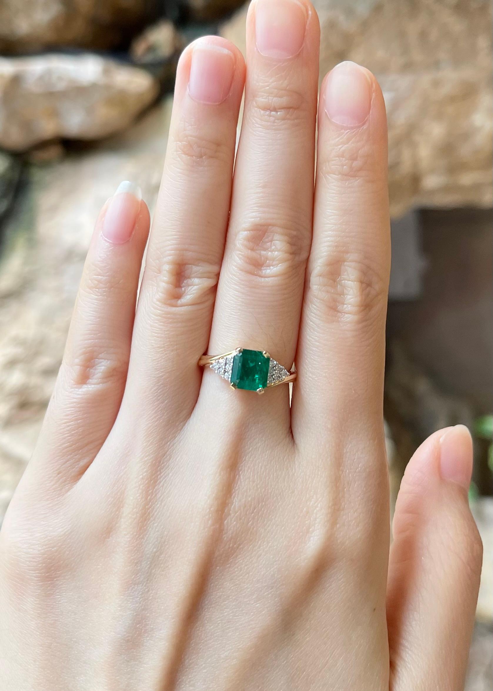 Smaragd 2,02 Karat mit Diamant 0,16 Karat Ring in 18K Gold gefasst

Breite:  0,6 cm 
Länge: 0,6 cm
Ringgröße: 52
Gesamtgewicht: 3.68 Gramm

