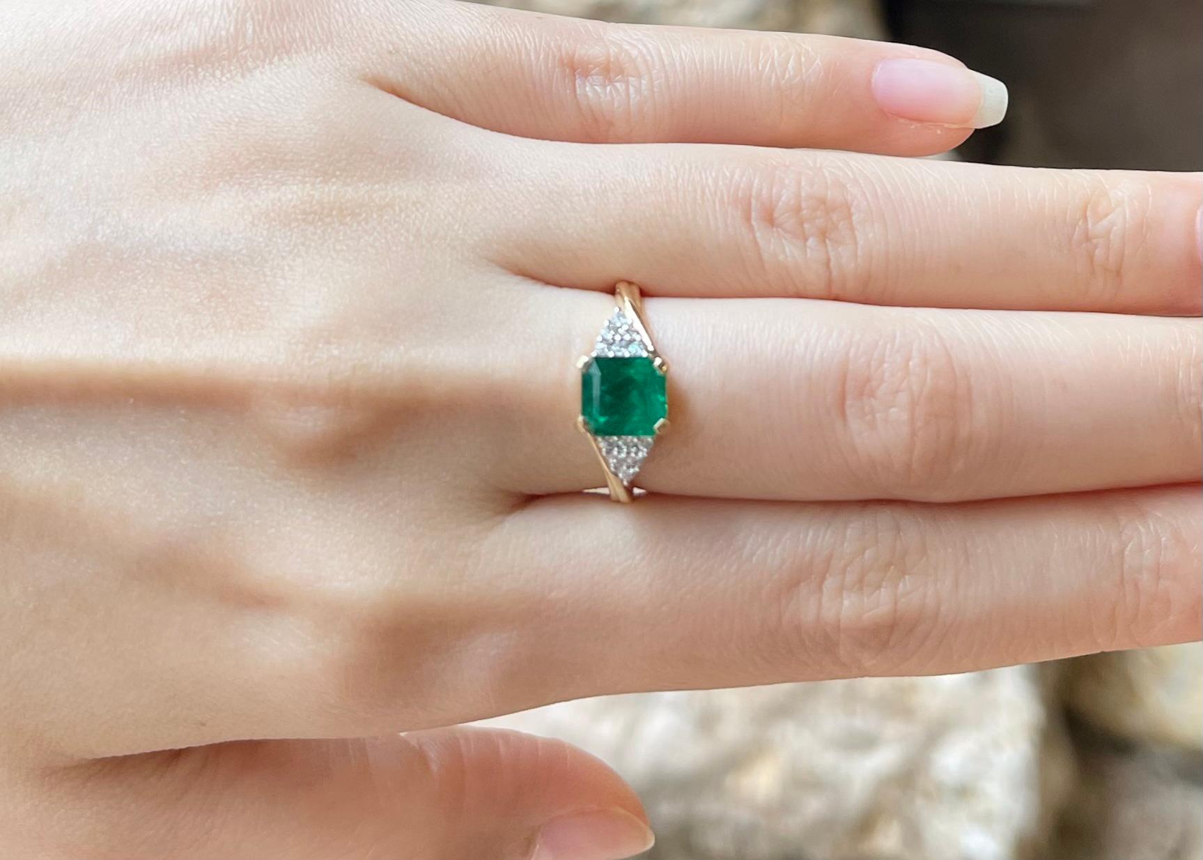 Smaragd mit Diamantring in 18K Goldfassung (Zeitgenössisch) im Angebot