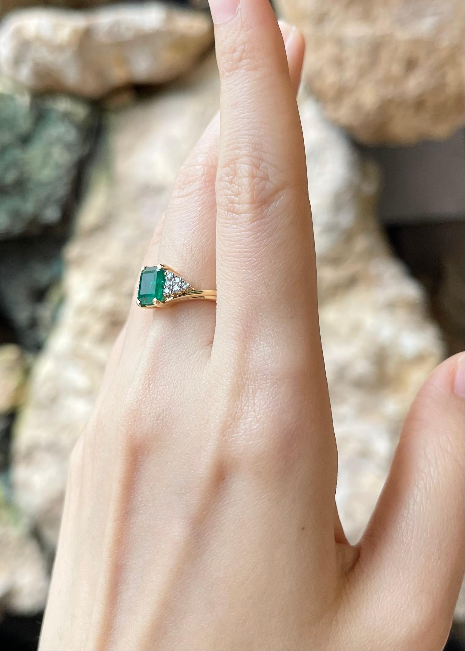 Smaragd mit Diamantring in 18K Goldfassung im Zustand „Neu“ im Angebot in Bangkok, TH