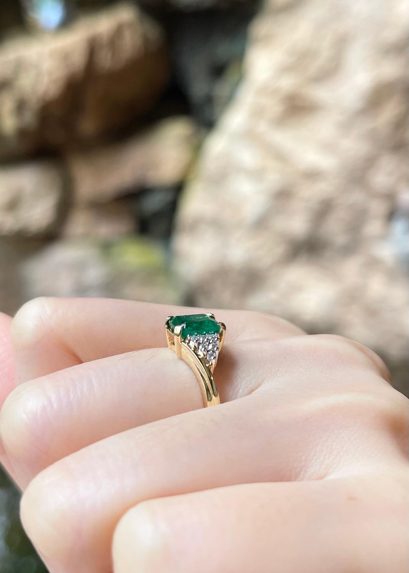 Smaragd mit Diamantring in 18K Goldfassung Damen im Angebot