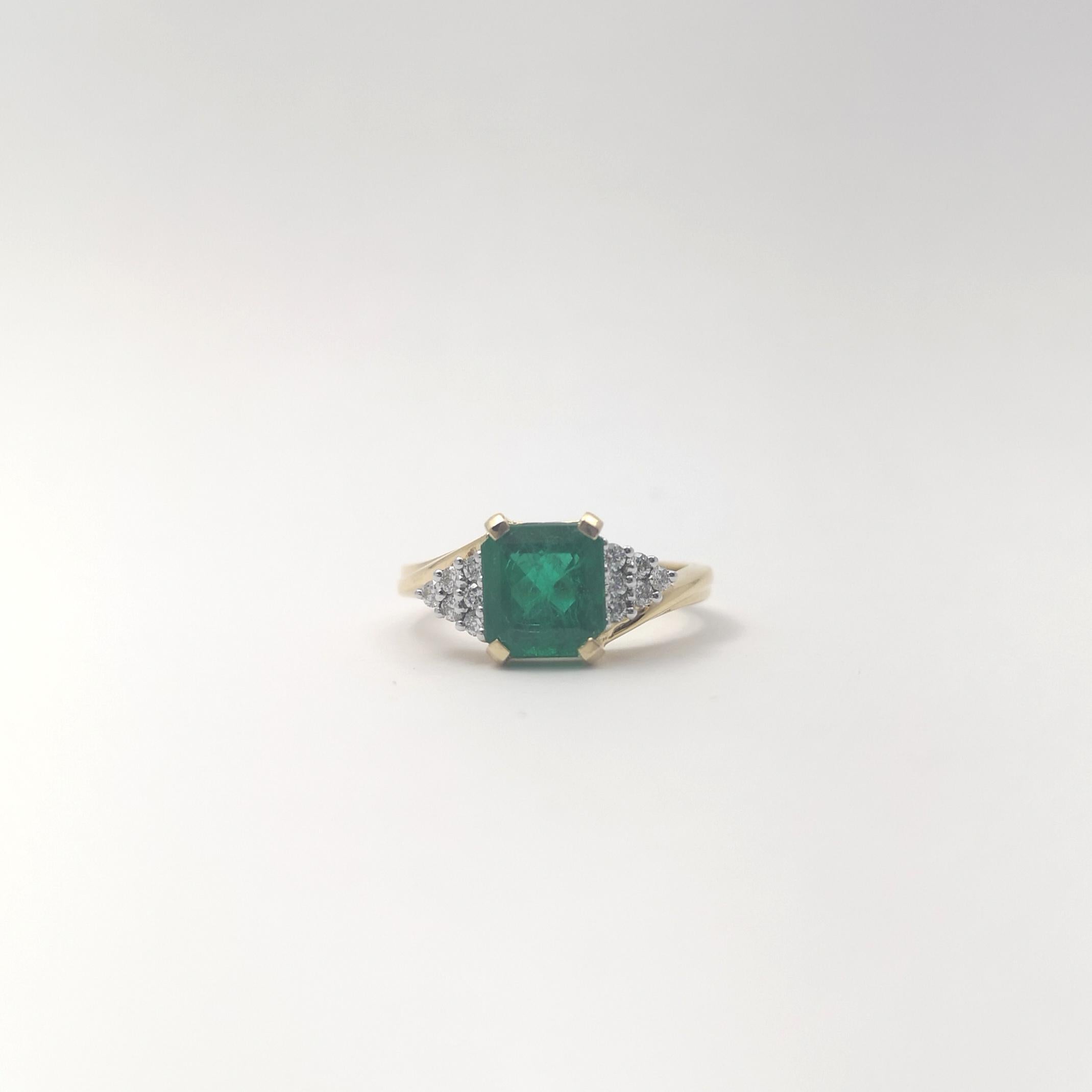 Smaragd mit Diamantring in 18K Goldfassung im Angebot 1