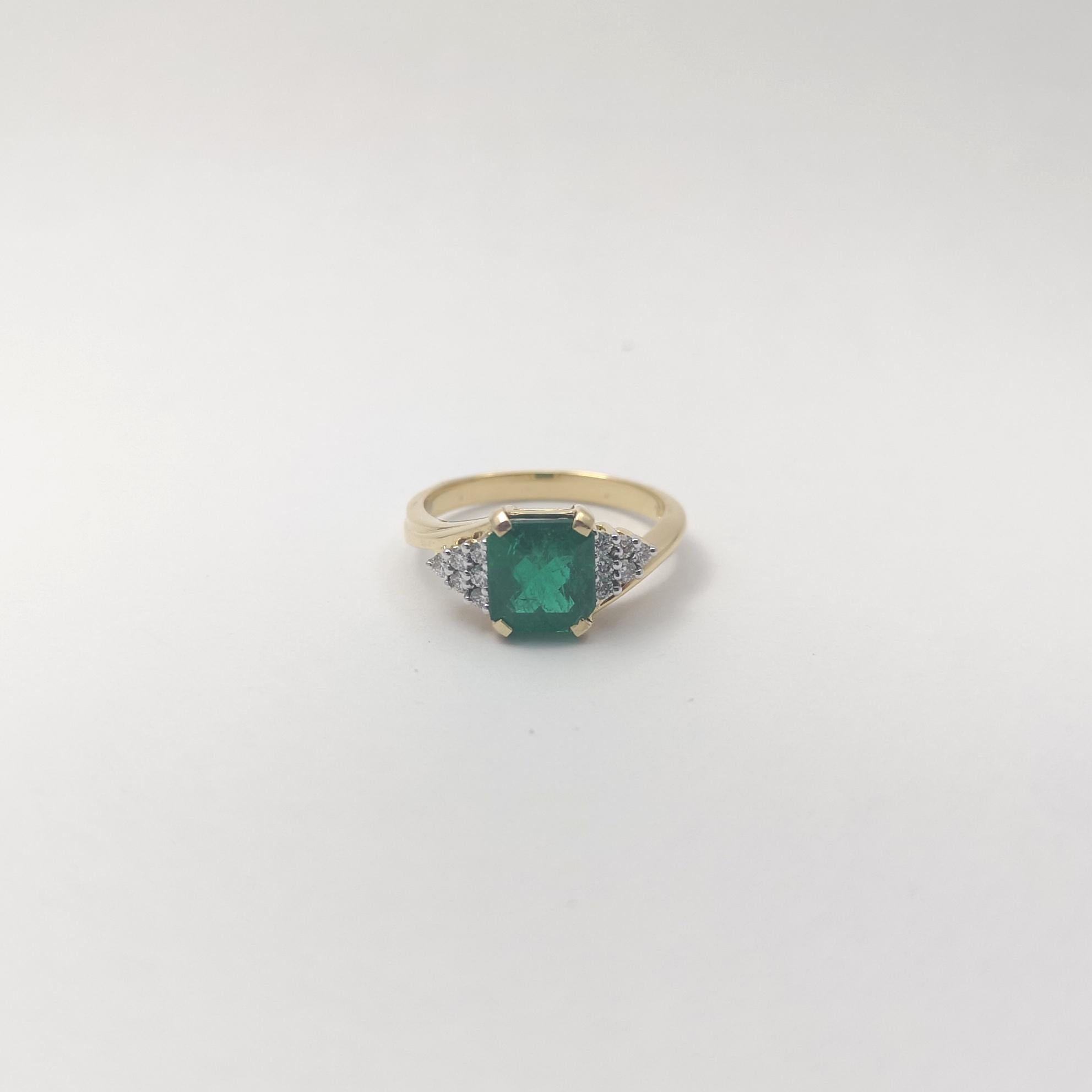 Smaragd mit Diamantring in 18K Goldfassung im Angebot 2