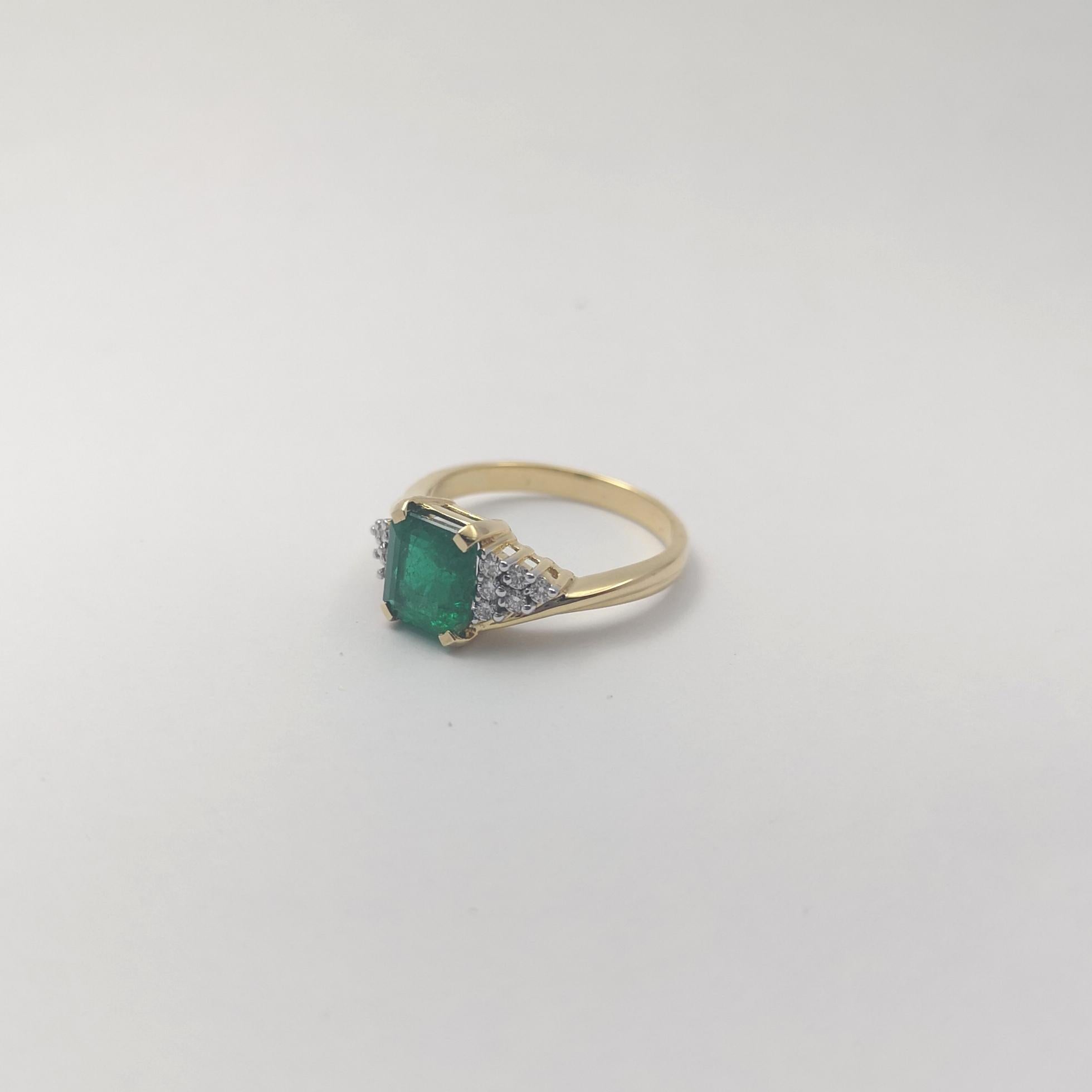 Smaragd mit Diamantring in 18K Goldfassung im Angebot 3