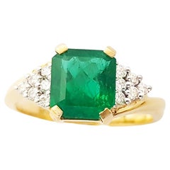 Smaragd mit Diamantring in 18K Goldfassung