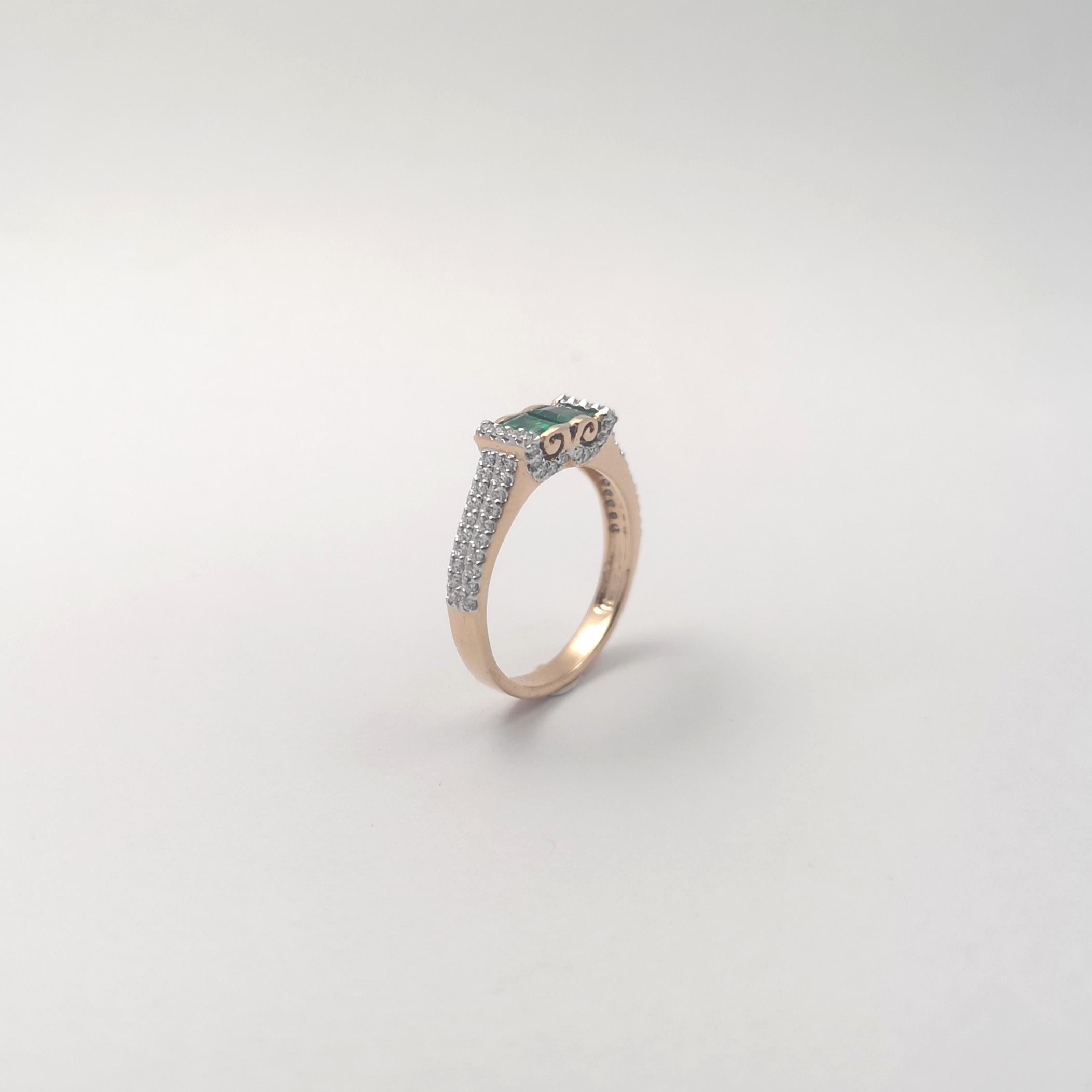 Bague sertie d'émeraudes et de diamants en or rose 18 carats en vente 8