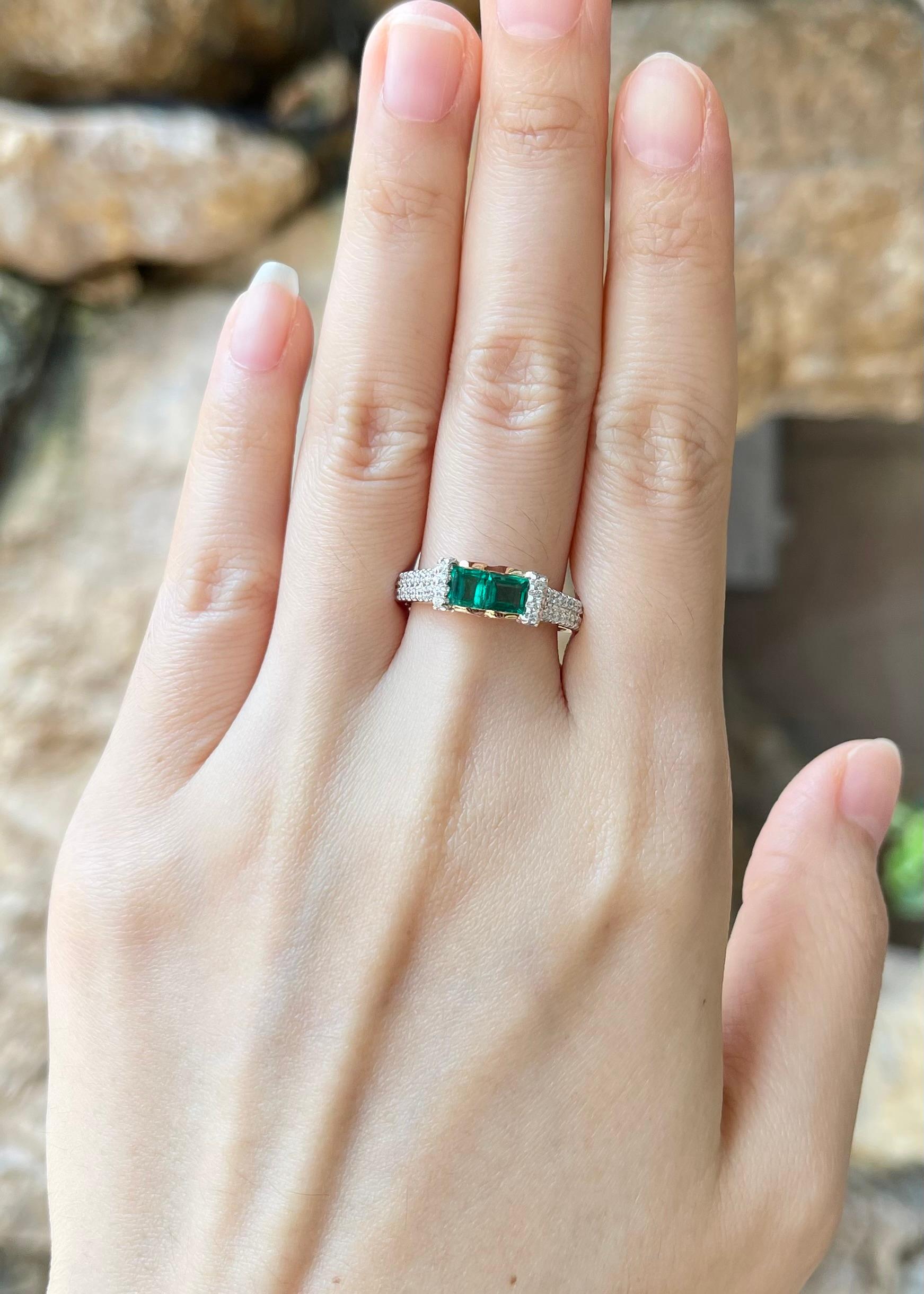 Bague en or rose 18 carats avec émeraude 0,82 carat et diamant 0,45 carat

Largeur :  1,2 cm 
Longueur : 0.5 cm
Taille de l'anneau : 58
Poids total : 4.24 grammes

