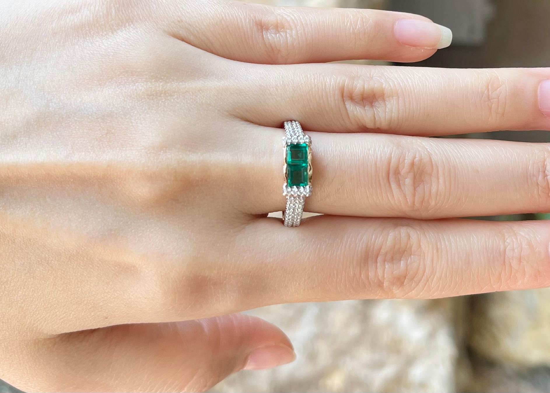 Art déco Bague sertie d'émeraudes et de diamants en or rose 18 carats en vente