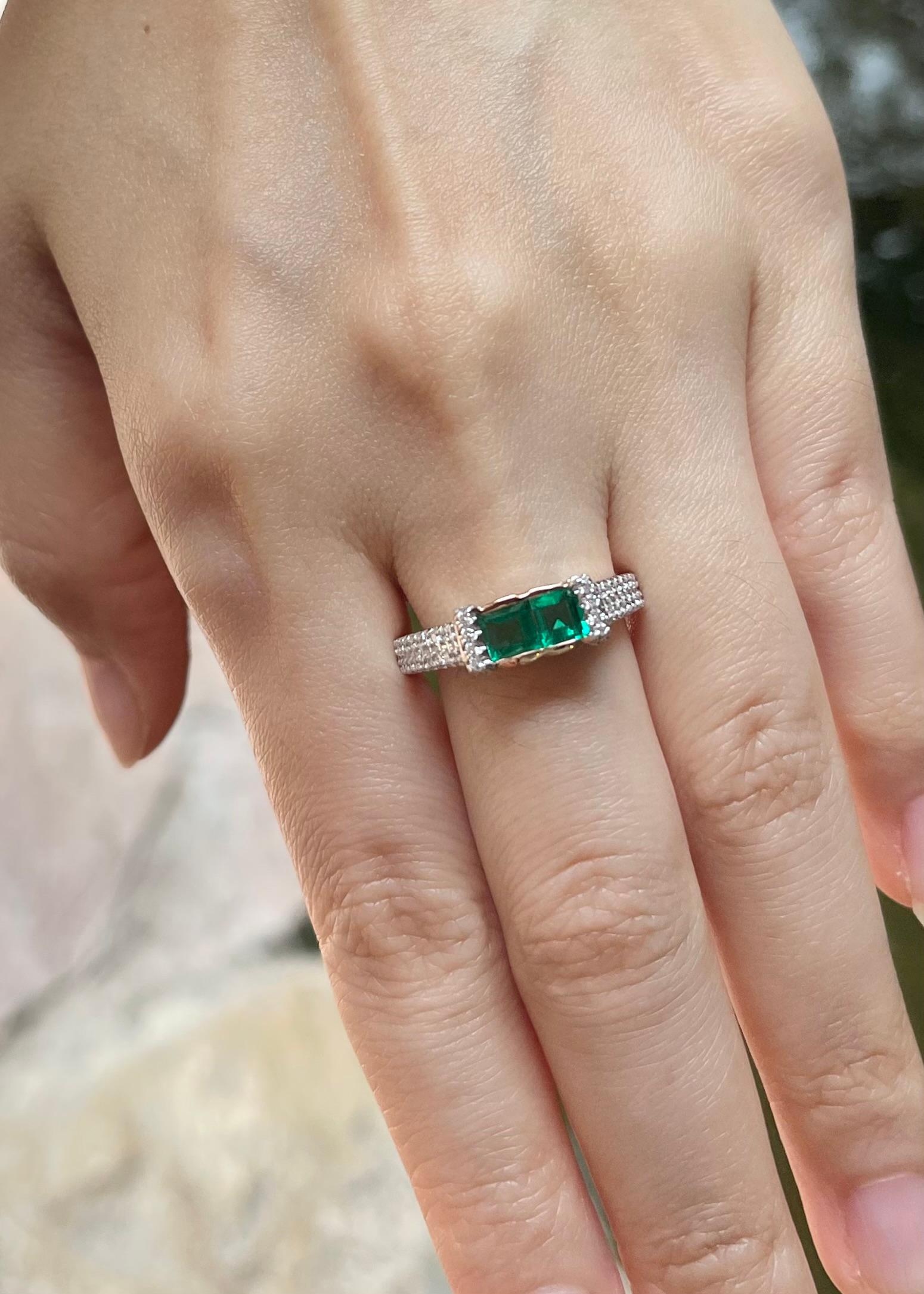 Taille princesse Bague sertie d'émeraudes et de diamants en or rose 18 carats en vente