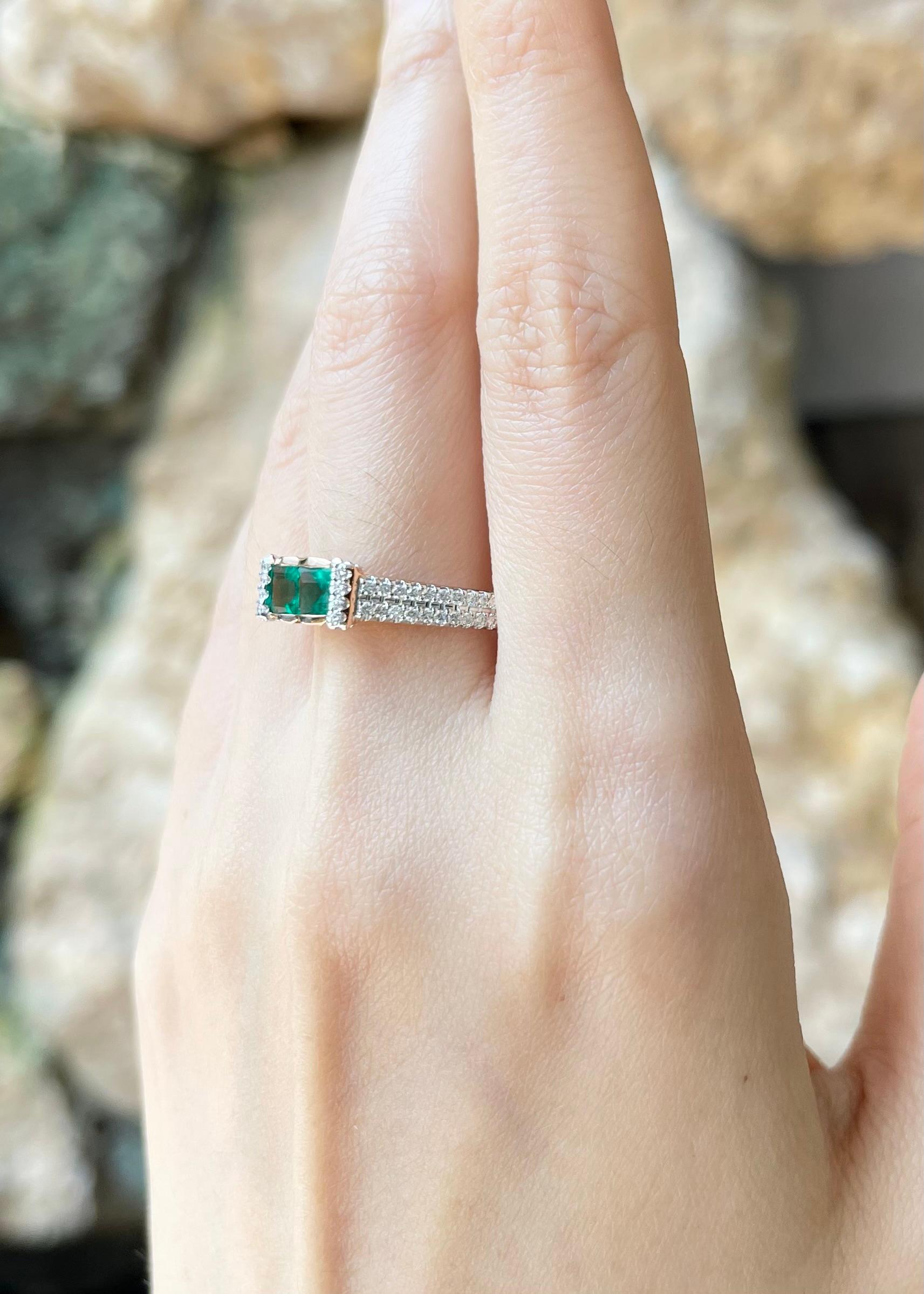 Bague sertie d'émeraudes et de diamants en or rose 18 carats Neuf - En vente à Bangkok, TH