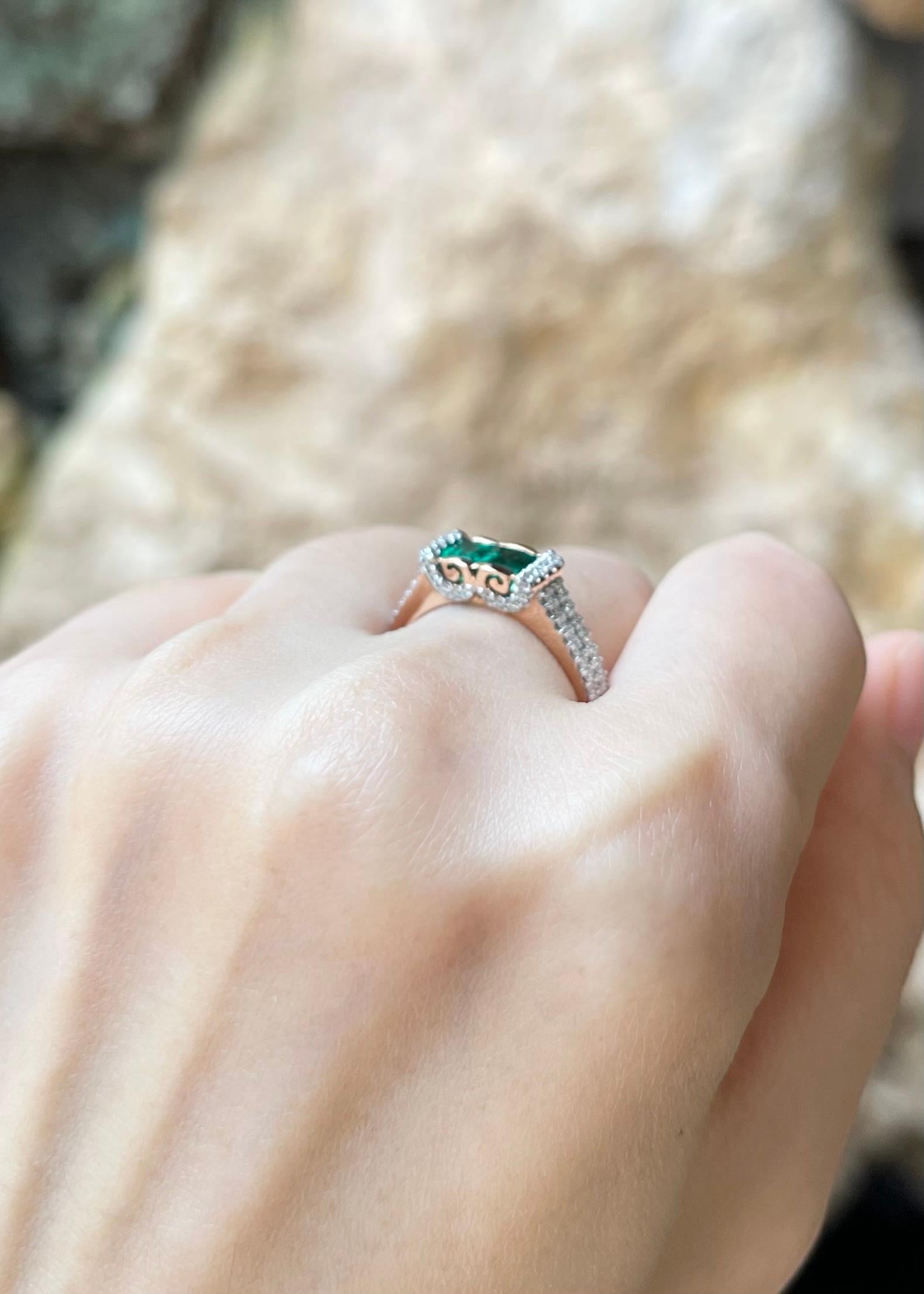 Bague sertie d'émeraudes et de diamants en or rose 18 carats Pour femmes en vente