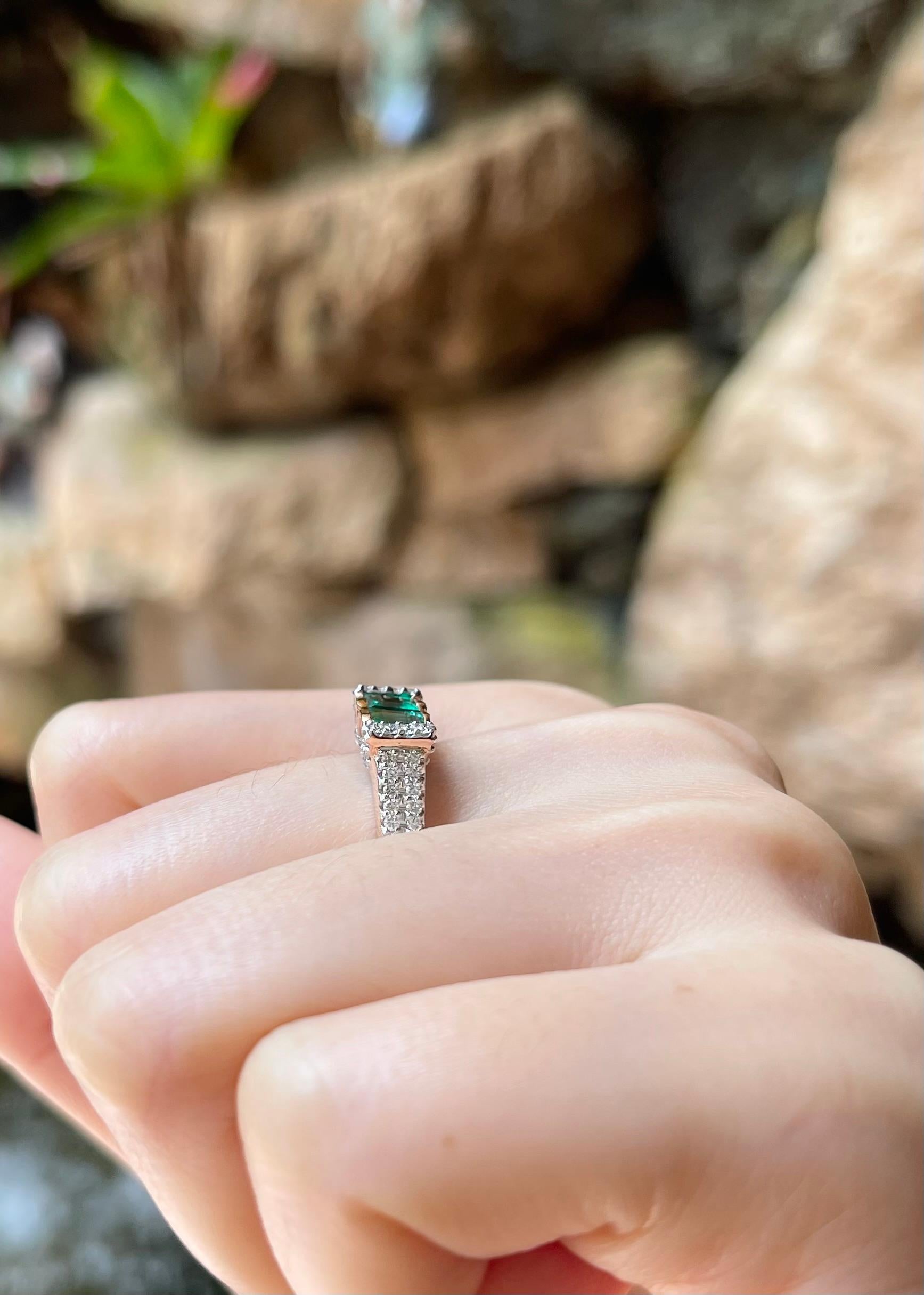 Bague sertie d'émeraudes et de diamants en or rose 18 carats en vente 1