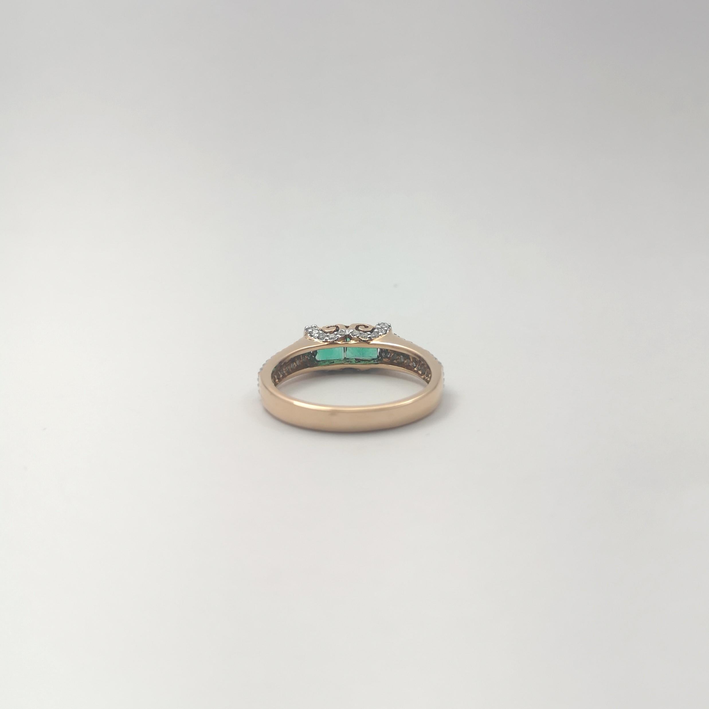 Bague sertie d'émeraudes et de diamants en or rose 18 carats en vente 3