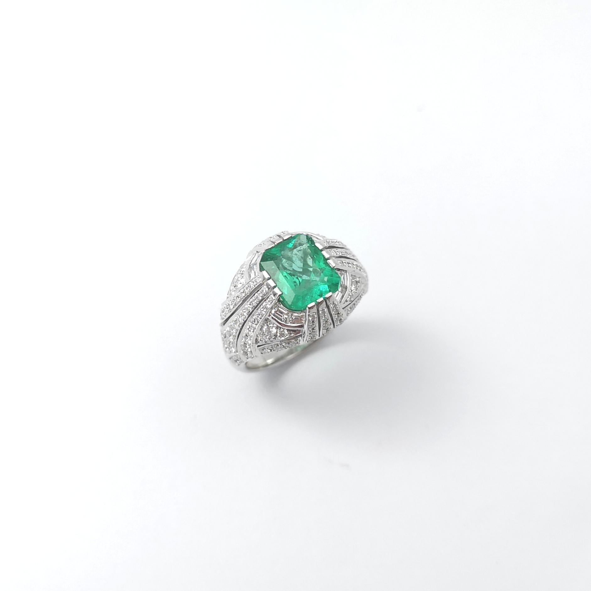 Smaragd- und Diamantring in 18 Karat Weißgold gefasst in Fassungen im Angebot 4
