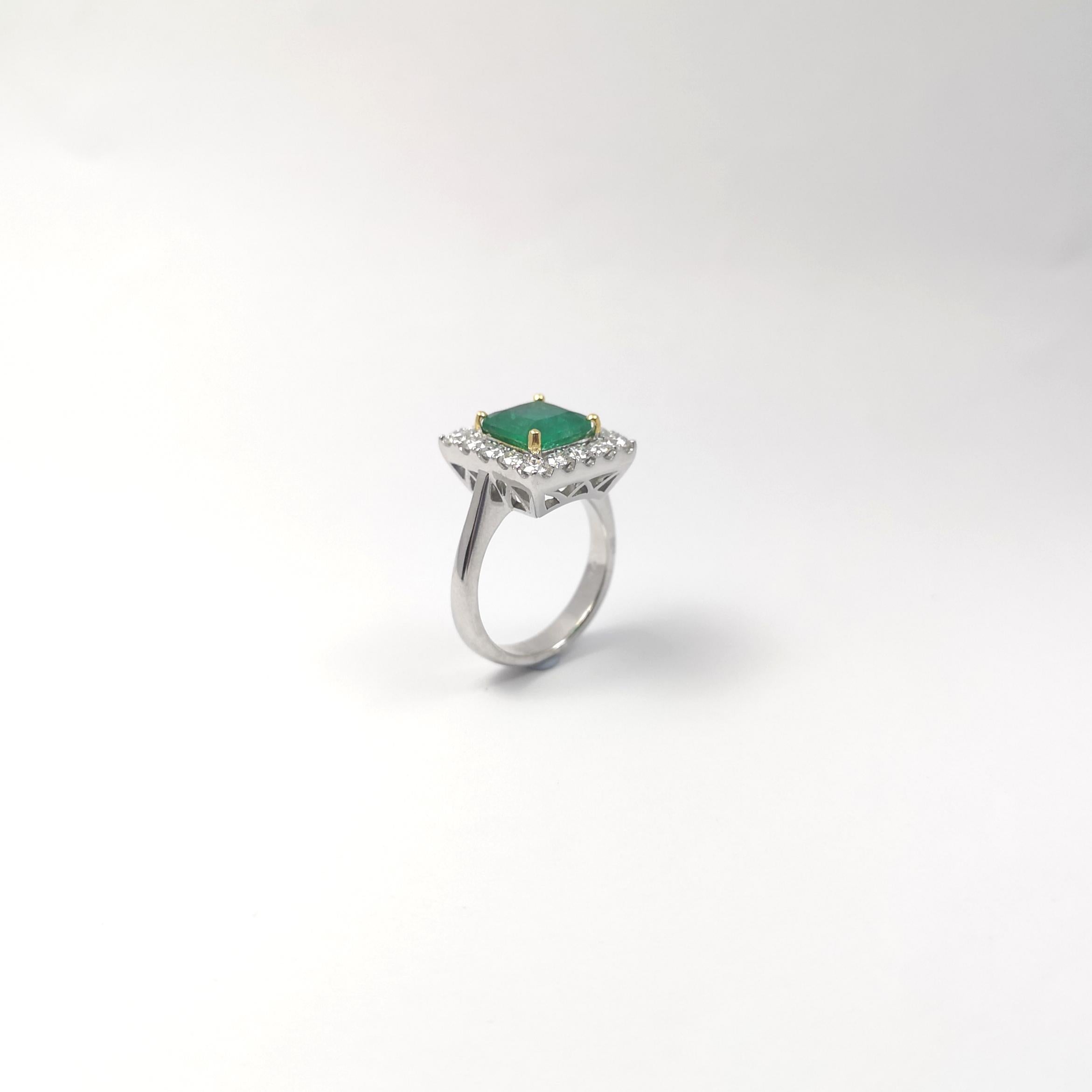 Smaragd- und Diamantring in 18 Karat Weißgold gefasst in Fassungen im Angebot 7