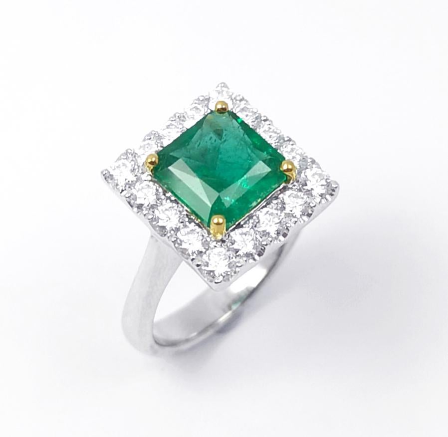 Smaragd- und Diamantring in 18 Karat Weißgold gefasst in Fassungen im Angebot 8