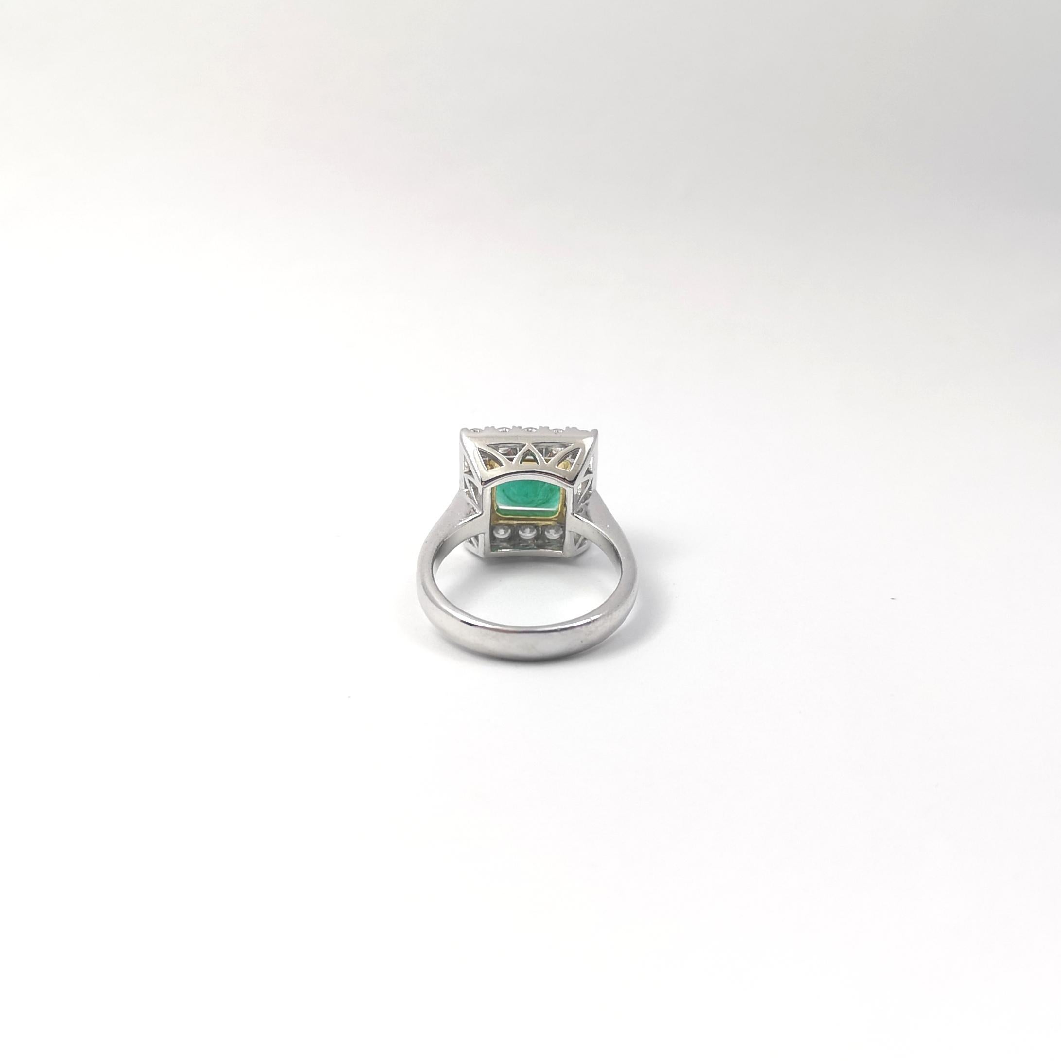 Smaragd- und Diamantring in 18 Karat Weißgold gefasst in Fassungen im Angebot 9