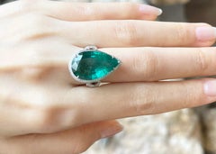 Emerald with Diamond Ring set in 18K White Gold Settings