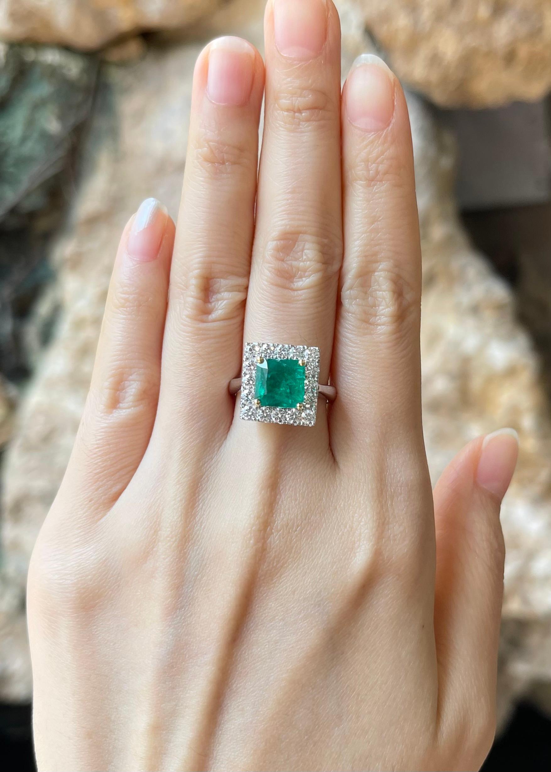 Smaragd 2,36 Karat mit Diamant 1,01 Karat Ring in 18K Weißgold gefasst

Breite:  1,4 cm 
Länge: 1.5 cm
Ringgröße: 53
Gesamtgewicht: 8,23 Gramm


