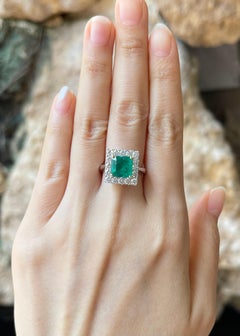 Emerald with Diamond Ring set in 18K White Gold Settings