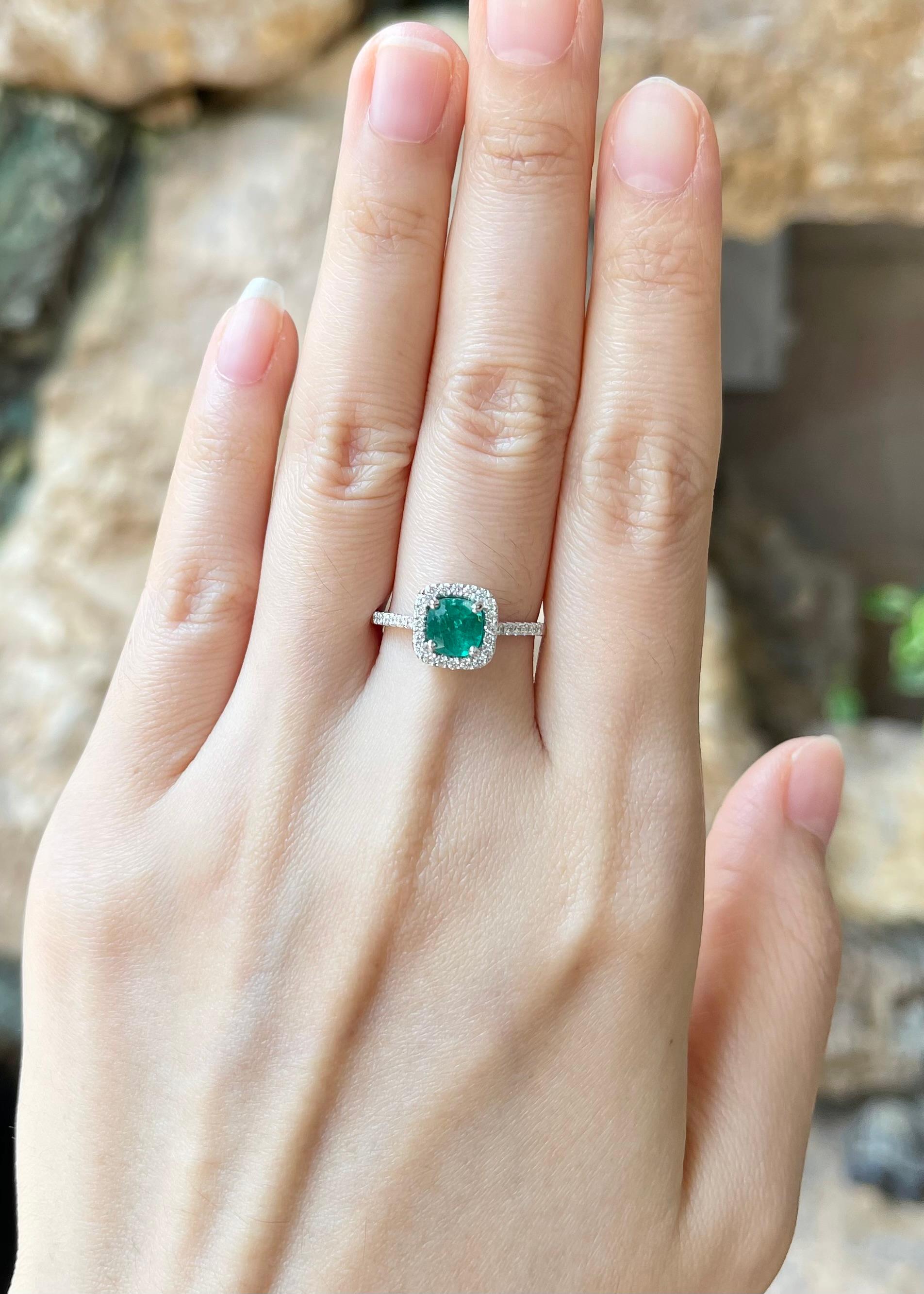 Smaragd 0,92 Karat mit Diamant 0,26 Karat Ring in 18K Weißgold gefasst

Breite:  0,9 cm 
Länge: 0,9 cm
Ringgröße: 54
Gesamtgewicht: 2.84 Gramm

