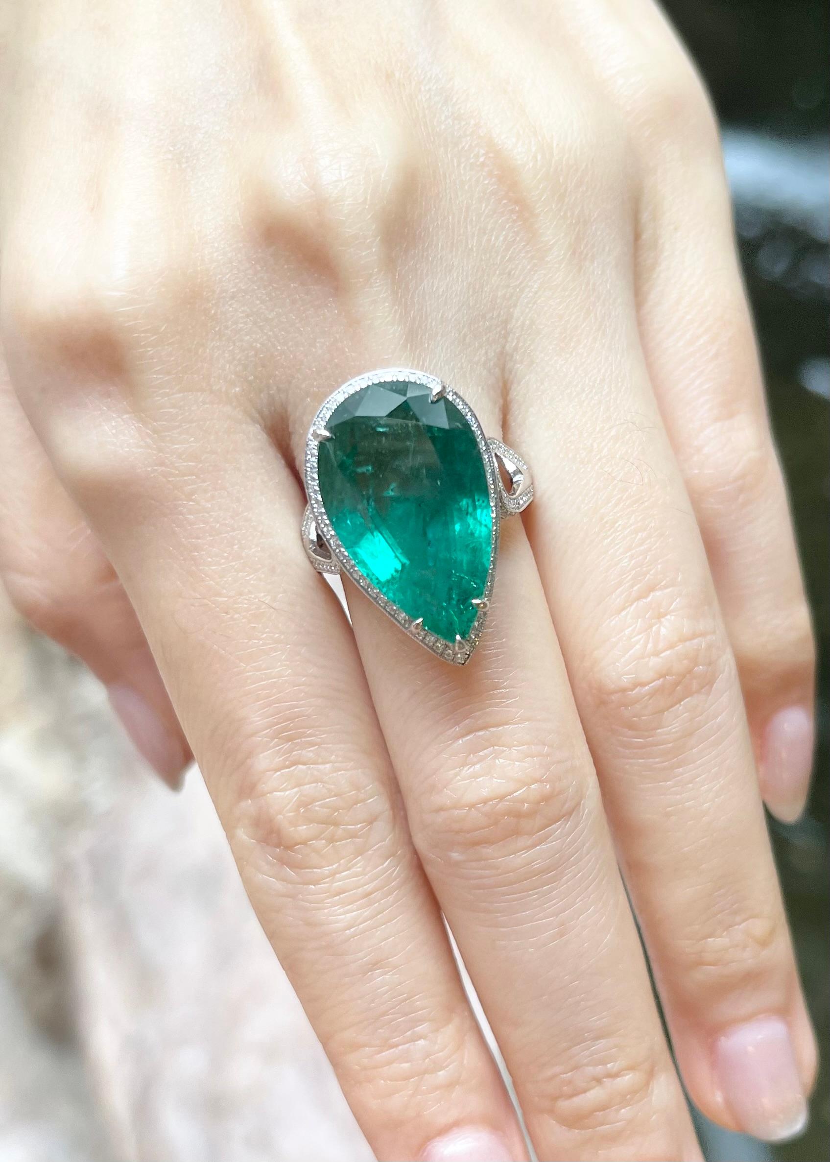 Smaragd- und Diamantring in 18 Karat Weißgold gefasst in Fassungen (Zeitgenössisch) im Angebot