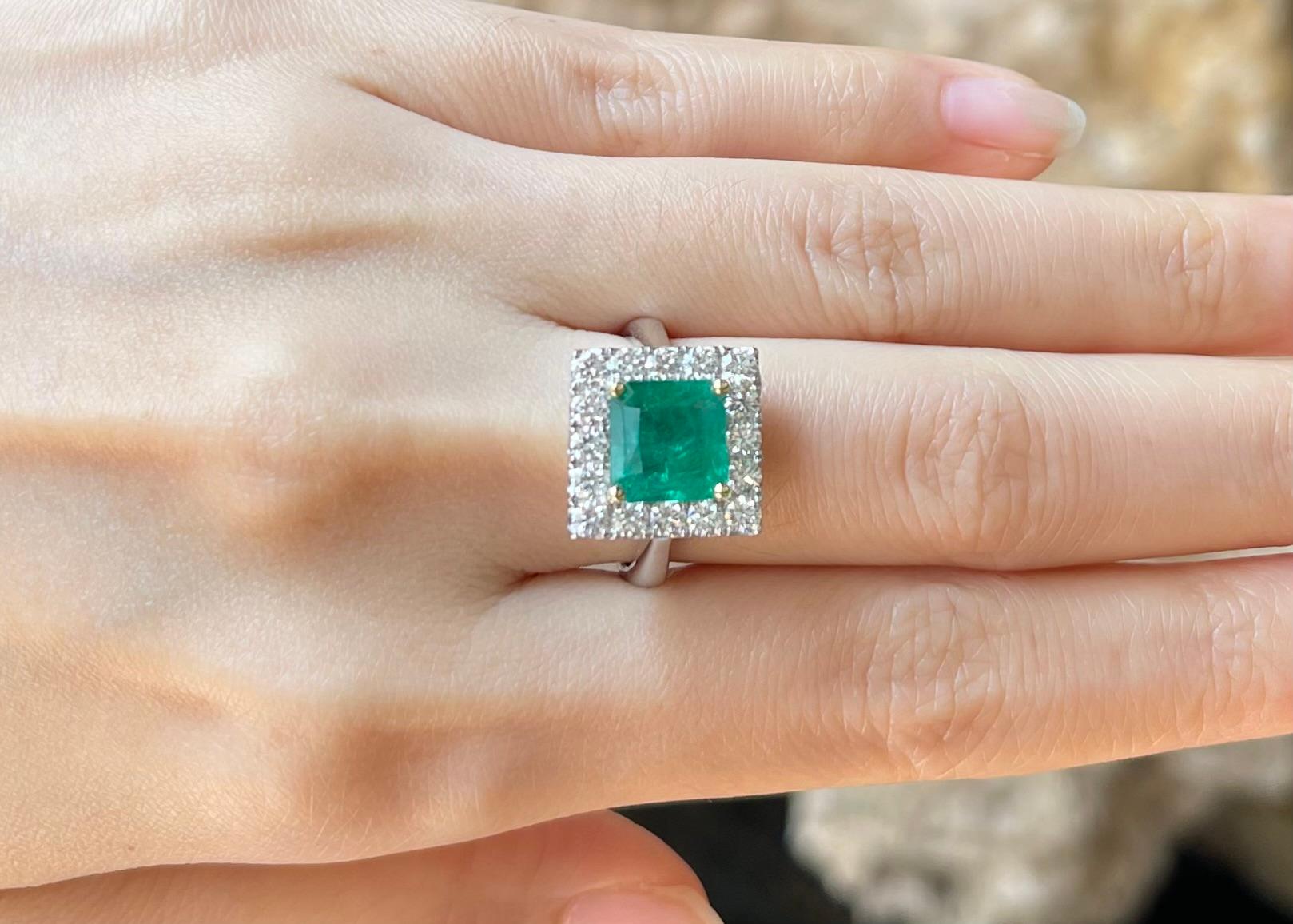 Smaragd- und Diamantring in 18 Karat Weißgold gefasst in Fassungen (Zeitgenössisch) im Angebot