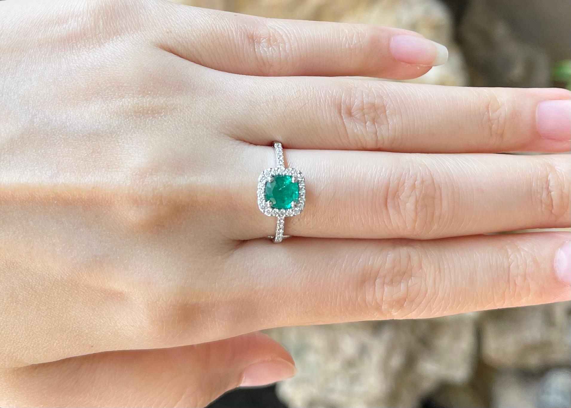 Smaragd- und Diamantring in 18 Karat Weißgold gefasst in Fassungen (Zeitgenössisch) im Angebot