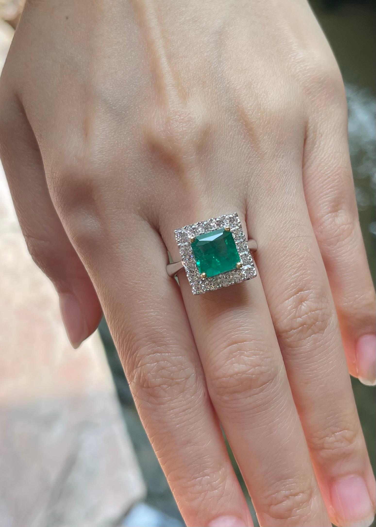 Smaragd- und Diamantring in 18 Karat Weißgold gefasst in Fassungen (Carréschliff) im Angebot