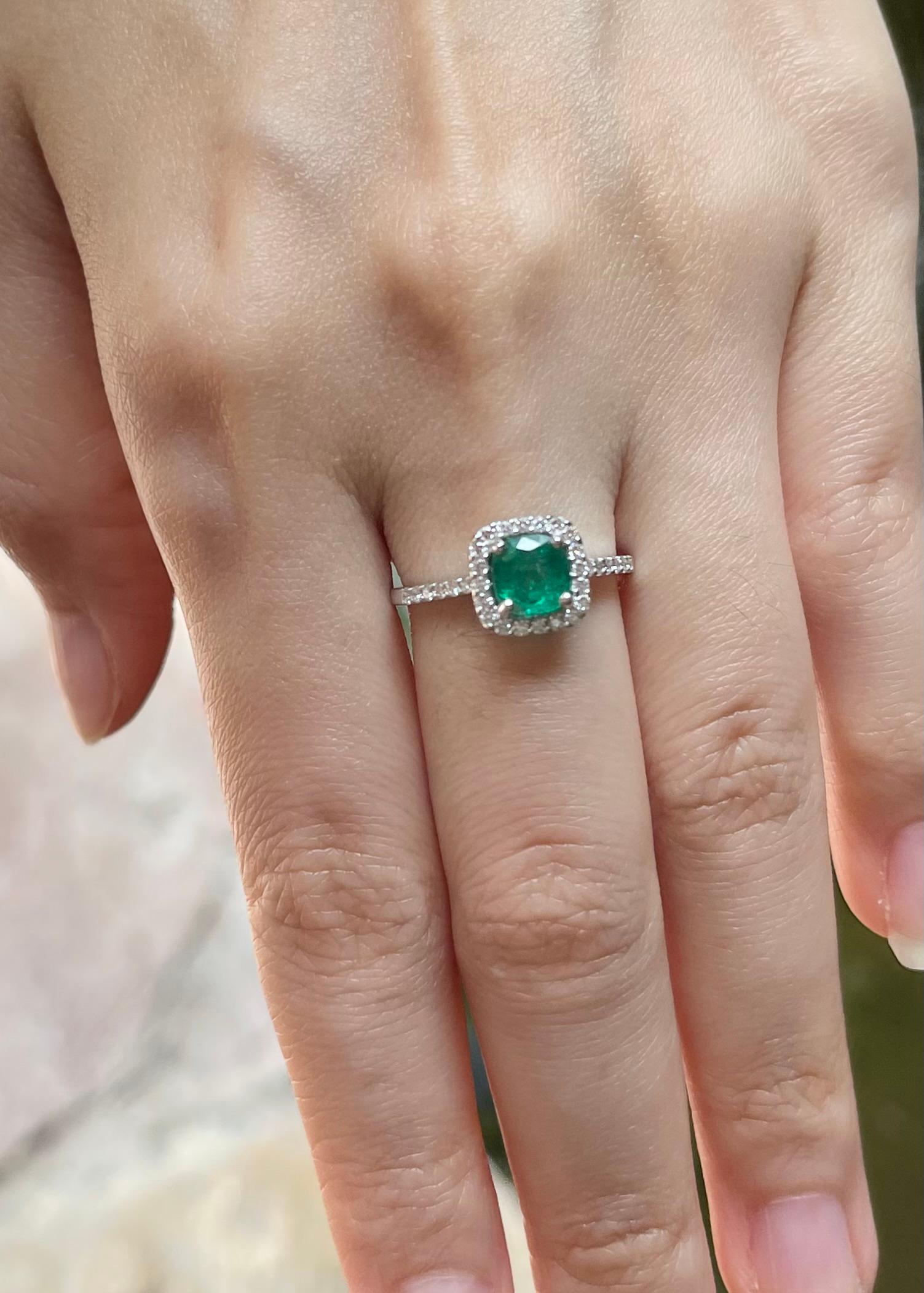 Smaragd- und Diamantring in 18 Karat Weißgold gefasst in Fassungen (Kissenschliff) im Angebot